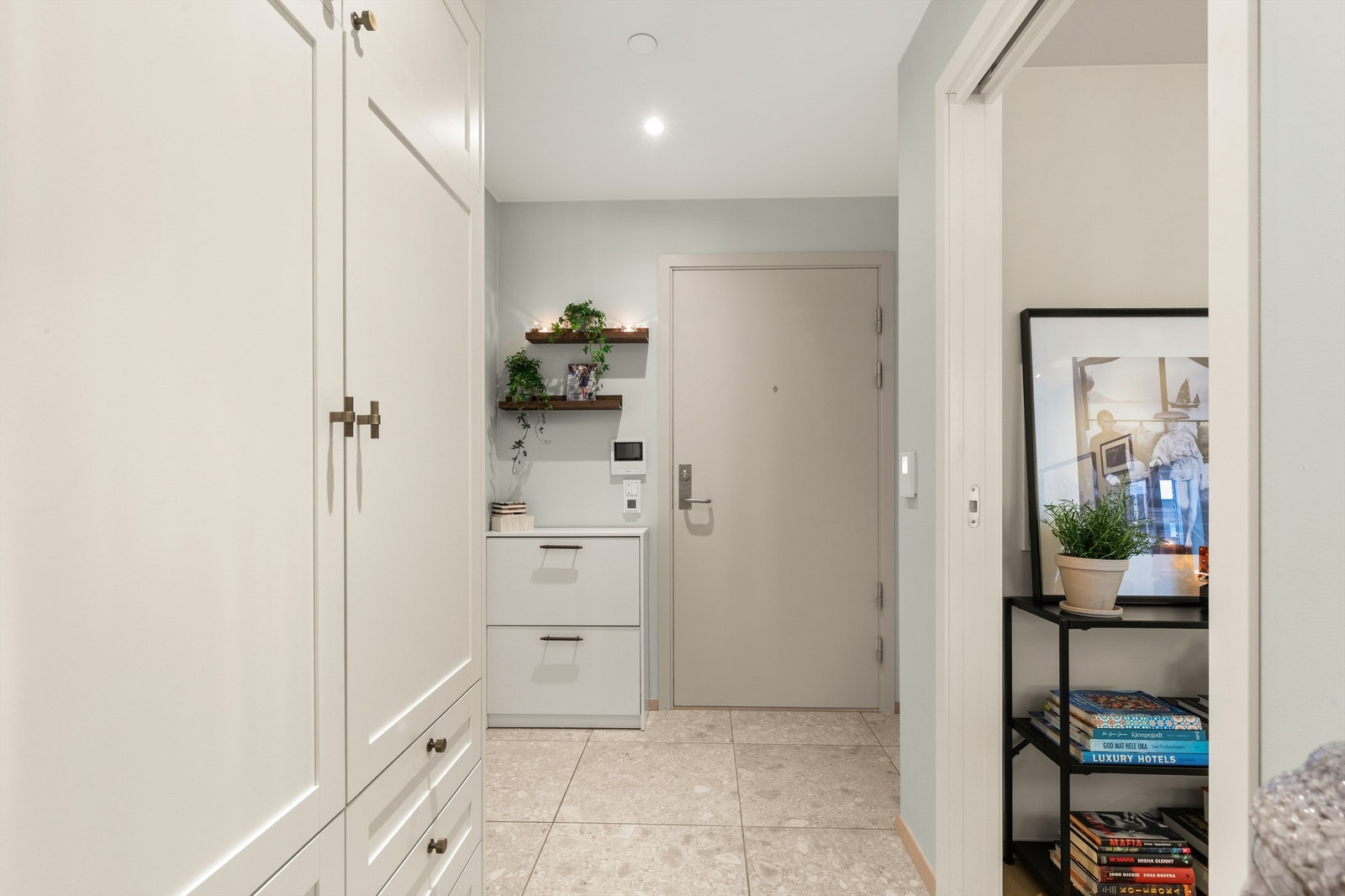 Velkommen inn! Entréen er lys og innbydende og gir et umiddelbart godt førsteinntrykk. Galleribilde