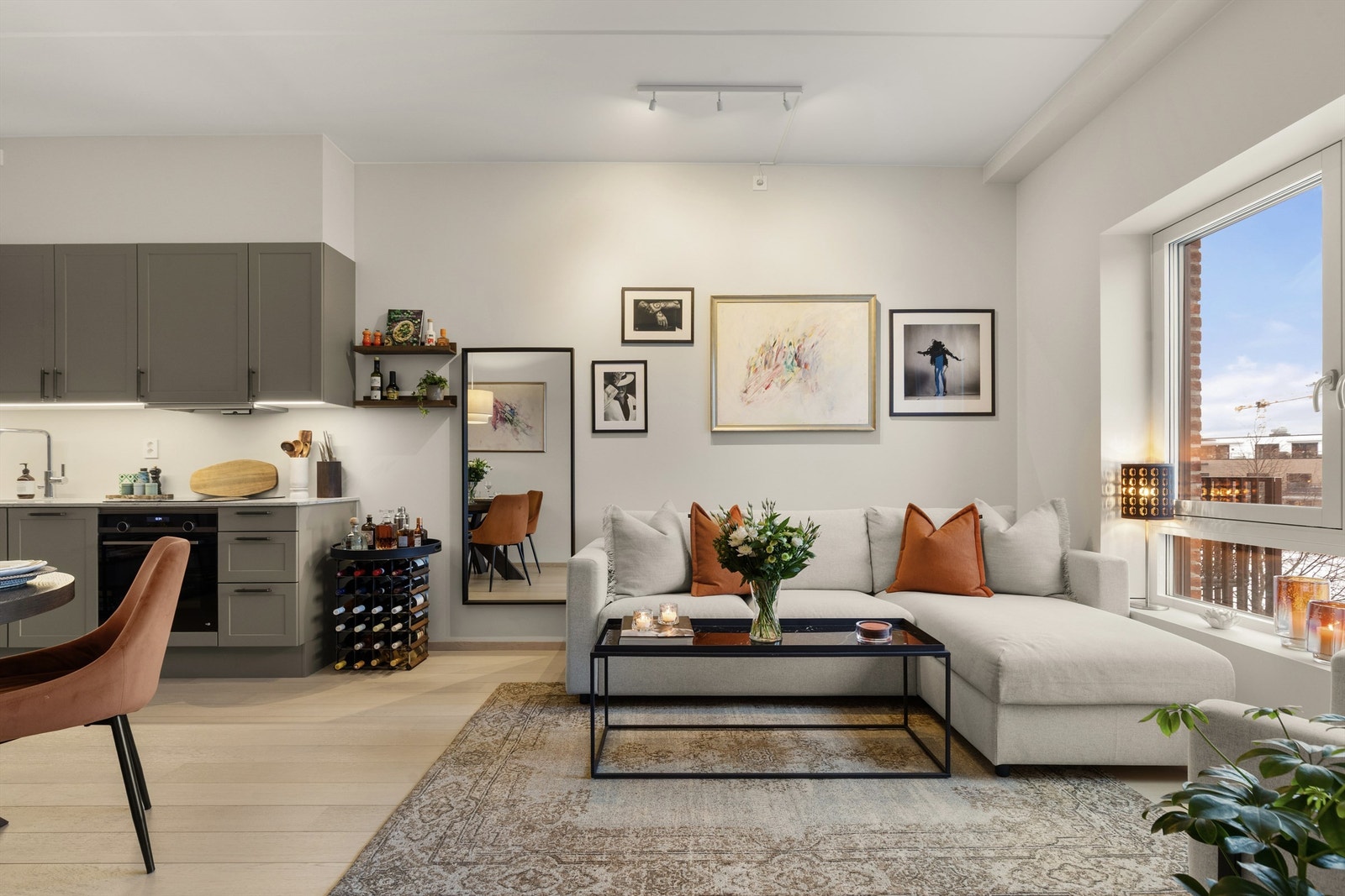 Boligen har en generøs takhøyde som gir en åpen og romslig følelse. Galleribilde