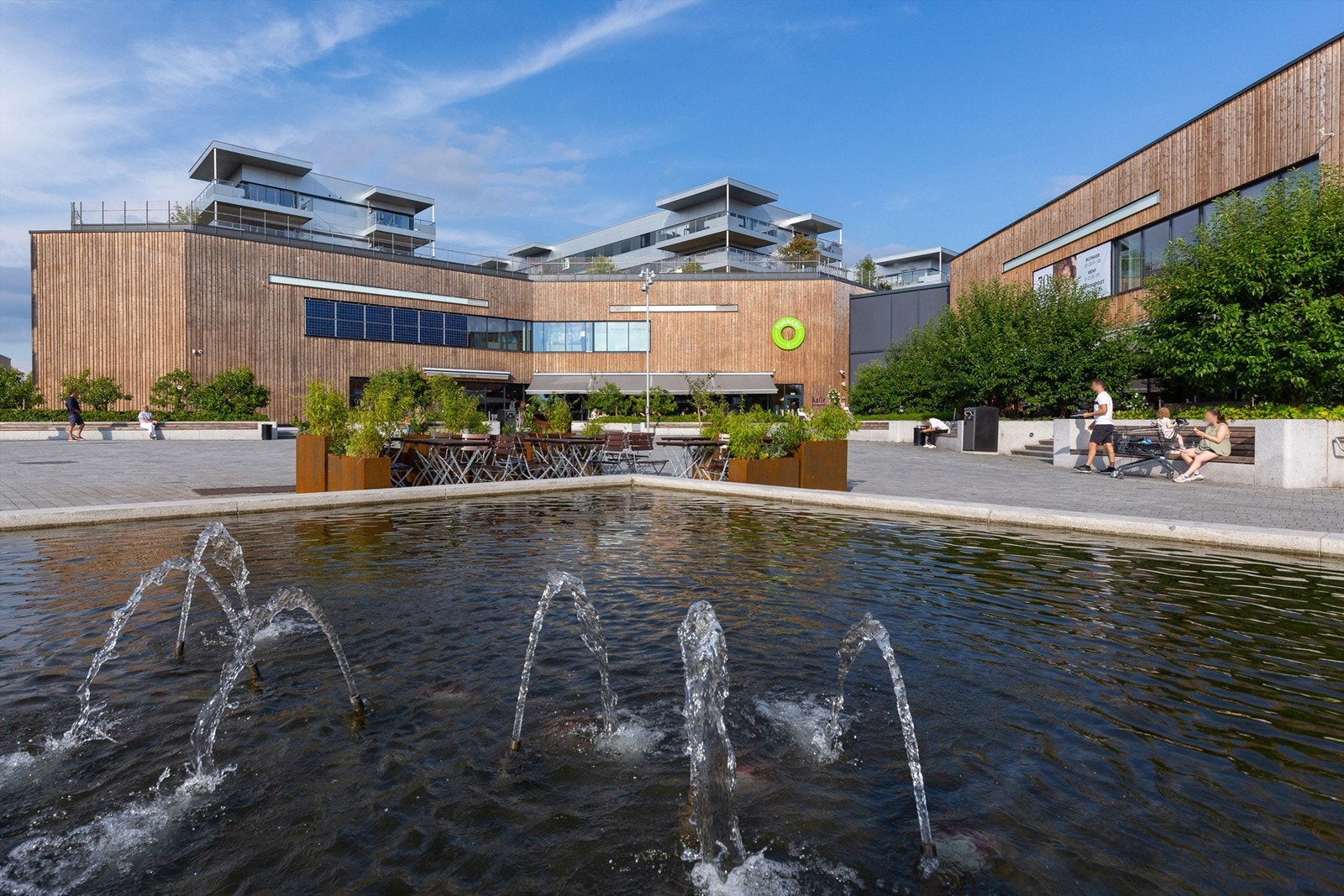 Leiligheten ligger rett ved Fornebu Senter som har et godt utvalg av restauranter, kaféer, vinmonopol, klesbutikker, treningssenter og dagligvarebutikken Meny. Galleribilde