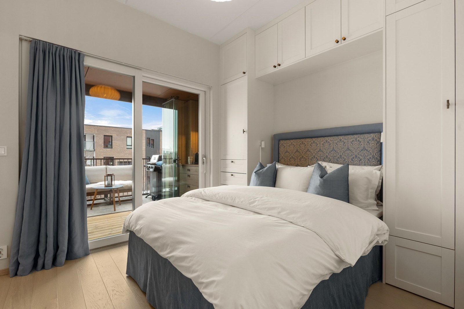 Det er rikelig med oppbevaring i plassbygde skap og adkomst ut til balkong. Galleribilde