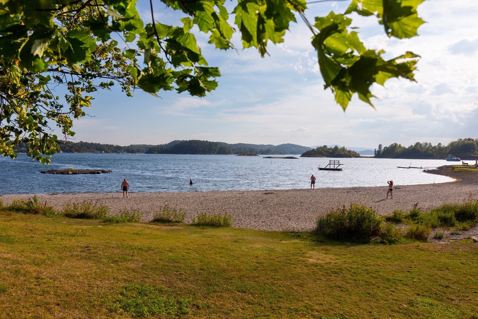 Her bor du med flotte tur og rekreasjonsmuligheter rett utenfor døren og badestrender i Kosabukta, Storøya og på Snarøya. Galleribilde