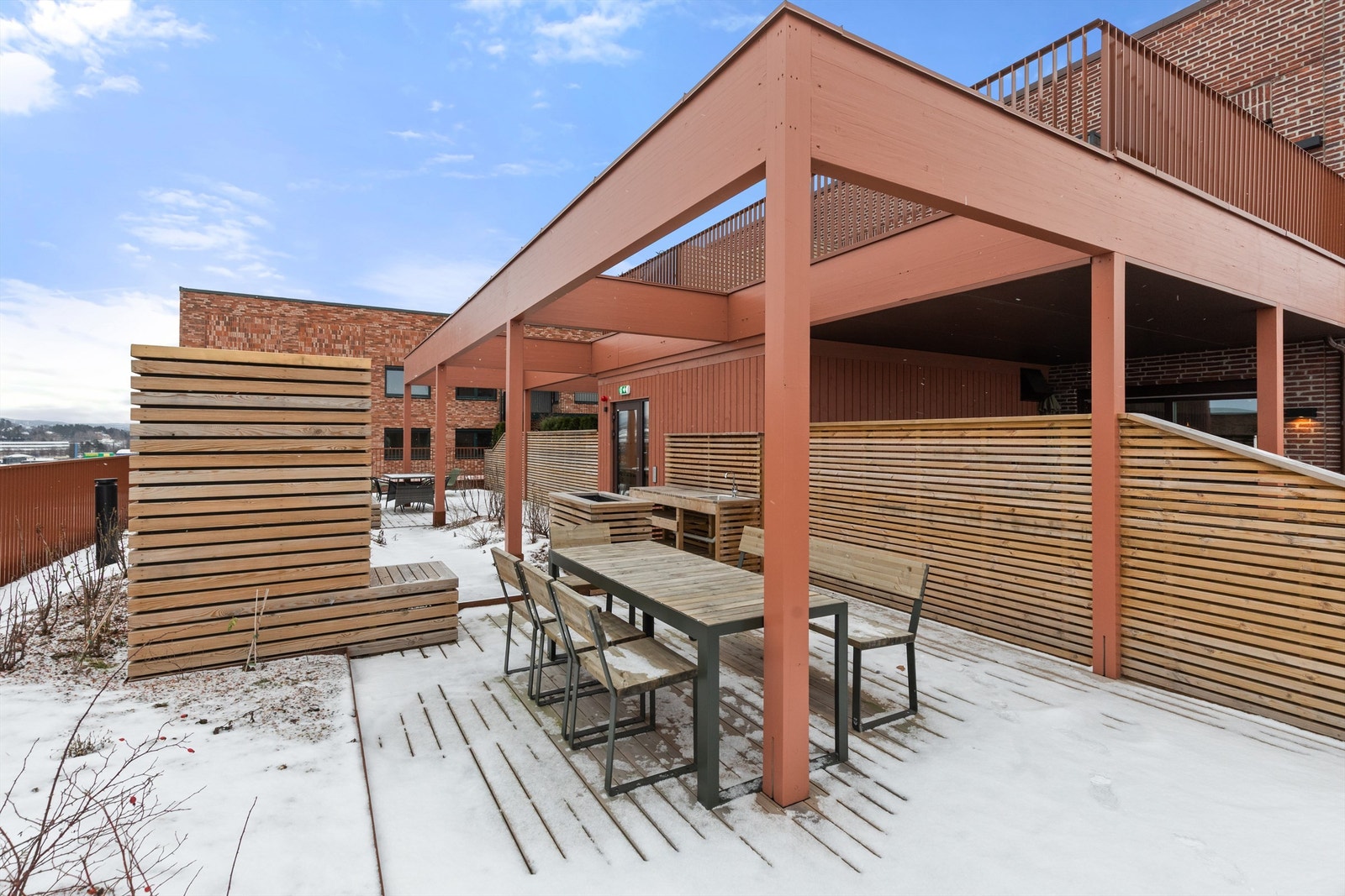 Pent opparbeidet med sitteplasser og utekjøkken. Galleribilde