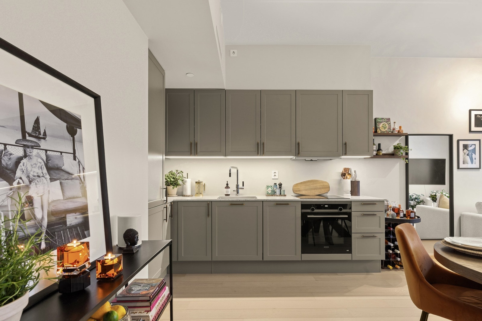 HTH-kjøkkeninnredning med profilerte fronter og benkeplate av stein med nedfelt vaskekum. Galleribilde