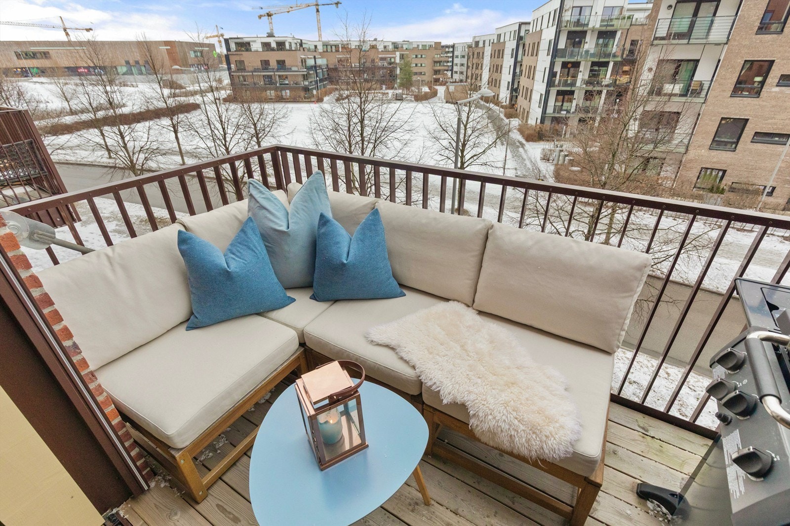 God plass til ønsket utemøblement. Her kan man nyte solen fra morgenen til ca. 18:00 på sommerstid. Galleribilde