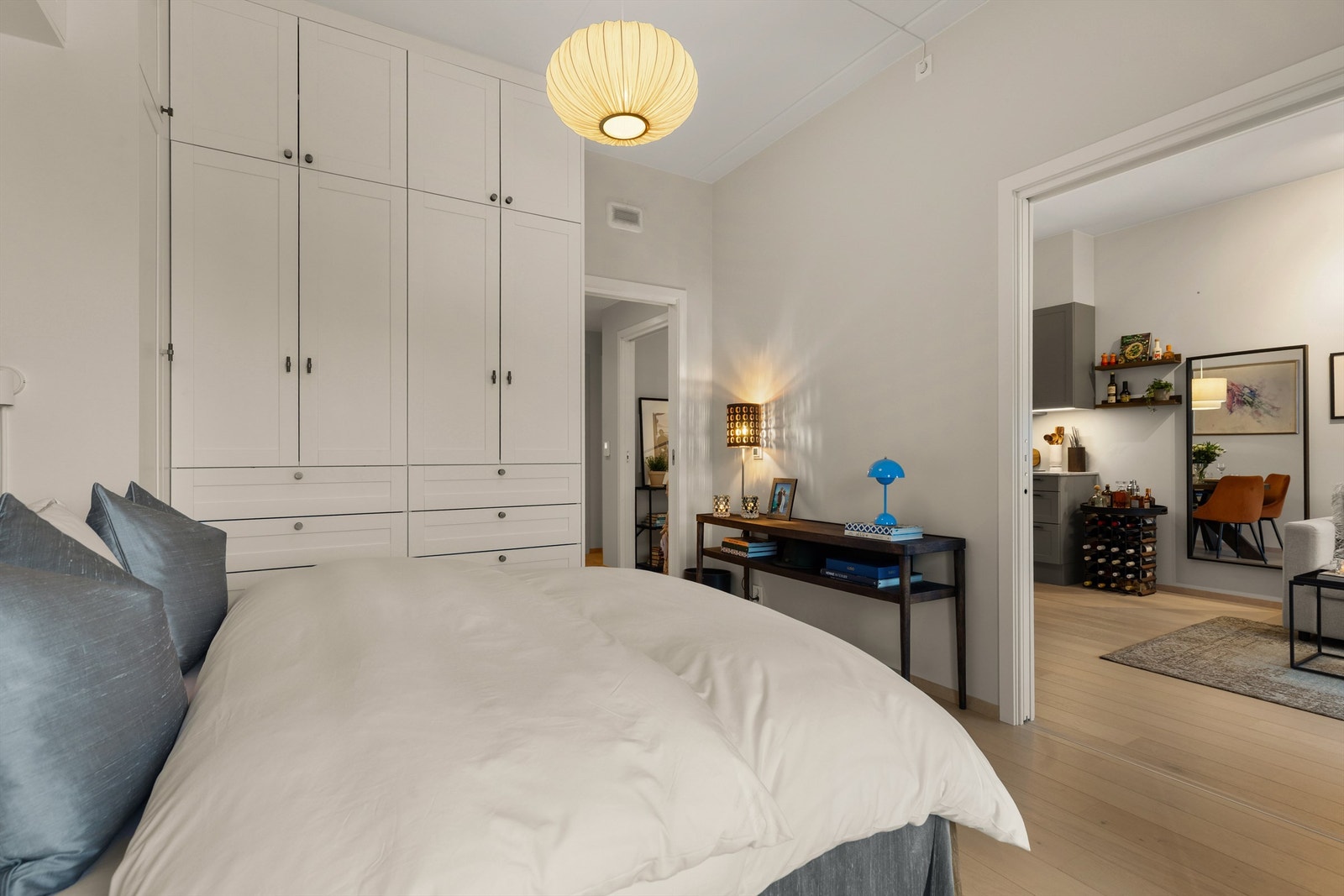 Lekkert soverom av god størrelse med plass til dobbeltseng. Galleribilde