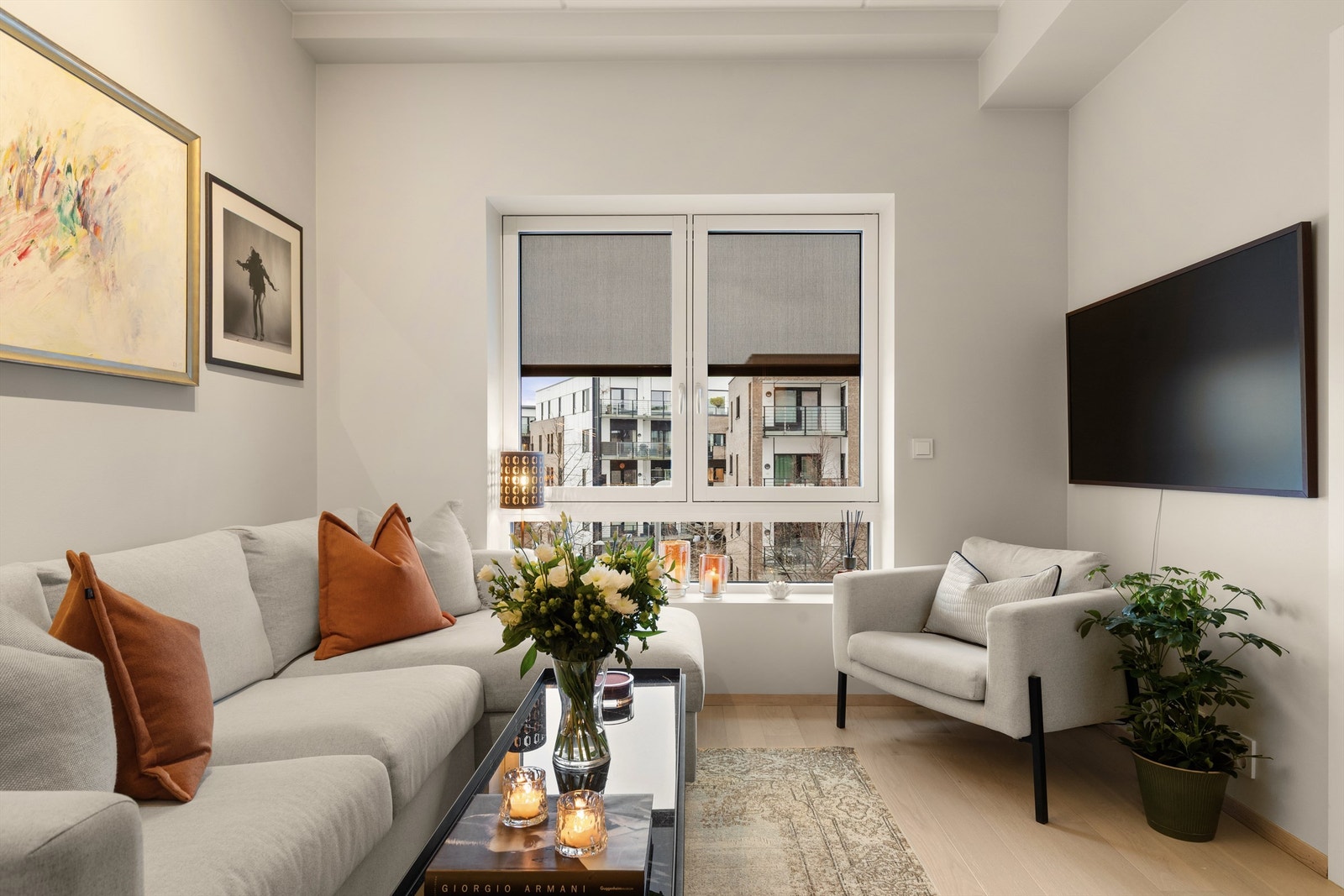 Vinduene er utstyrt med el-styrte screens for solskjerming. Galleribilde