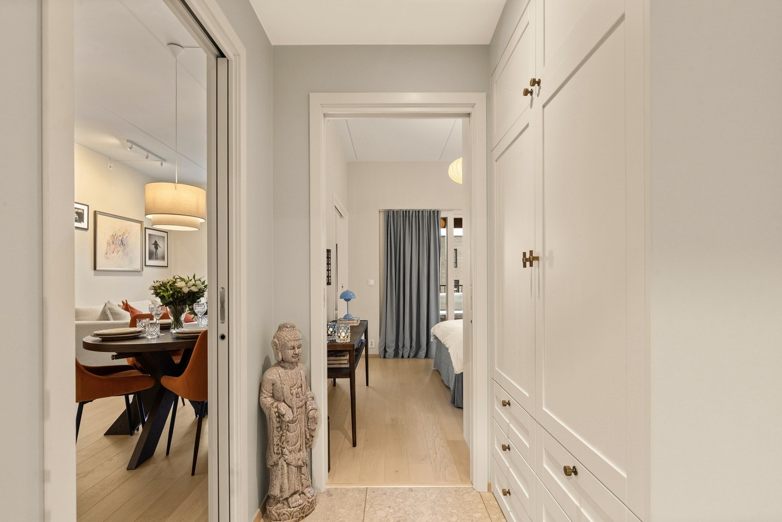 Rikelig med oppbevaringsplass i romslig, plassbygd garderobe. Enkelt å holde orden i hverdagens kaos. Galleribilde