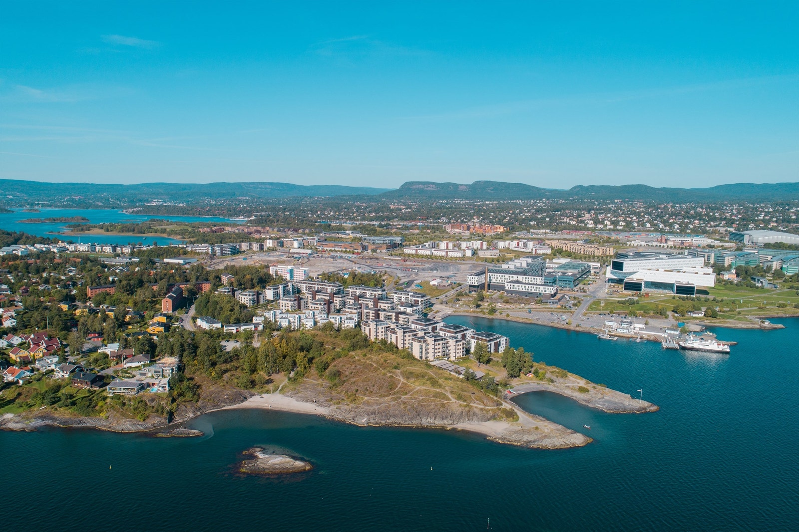 Fornebu passer perfekt om du vil ha moderne bolig, nærhet til natur og jobb, og et rolig, velorganisert nabolag - men ikke nødvendigvis pulserende byliv døgnet rundt. Galleribilde