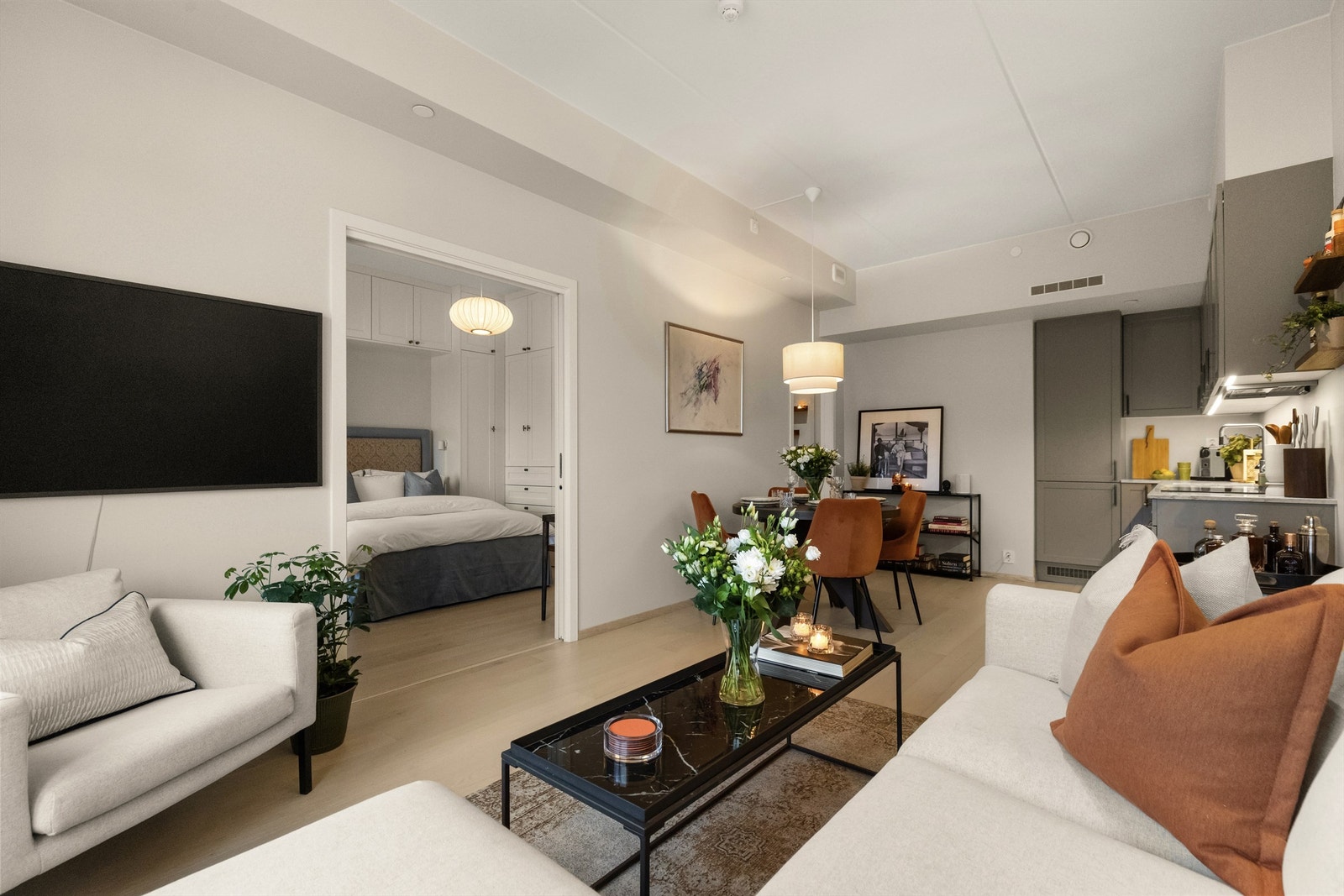 Fra stuen har man videre adkomst inn til soverommet via skyvedører. Galleribilde