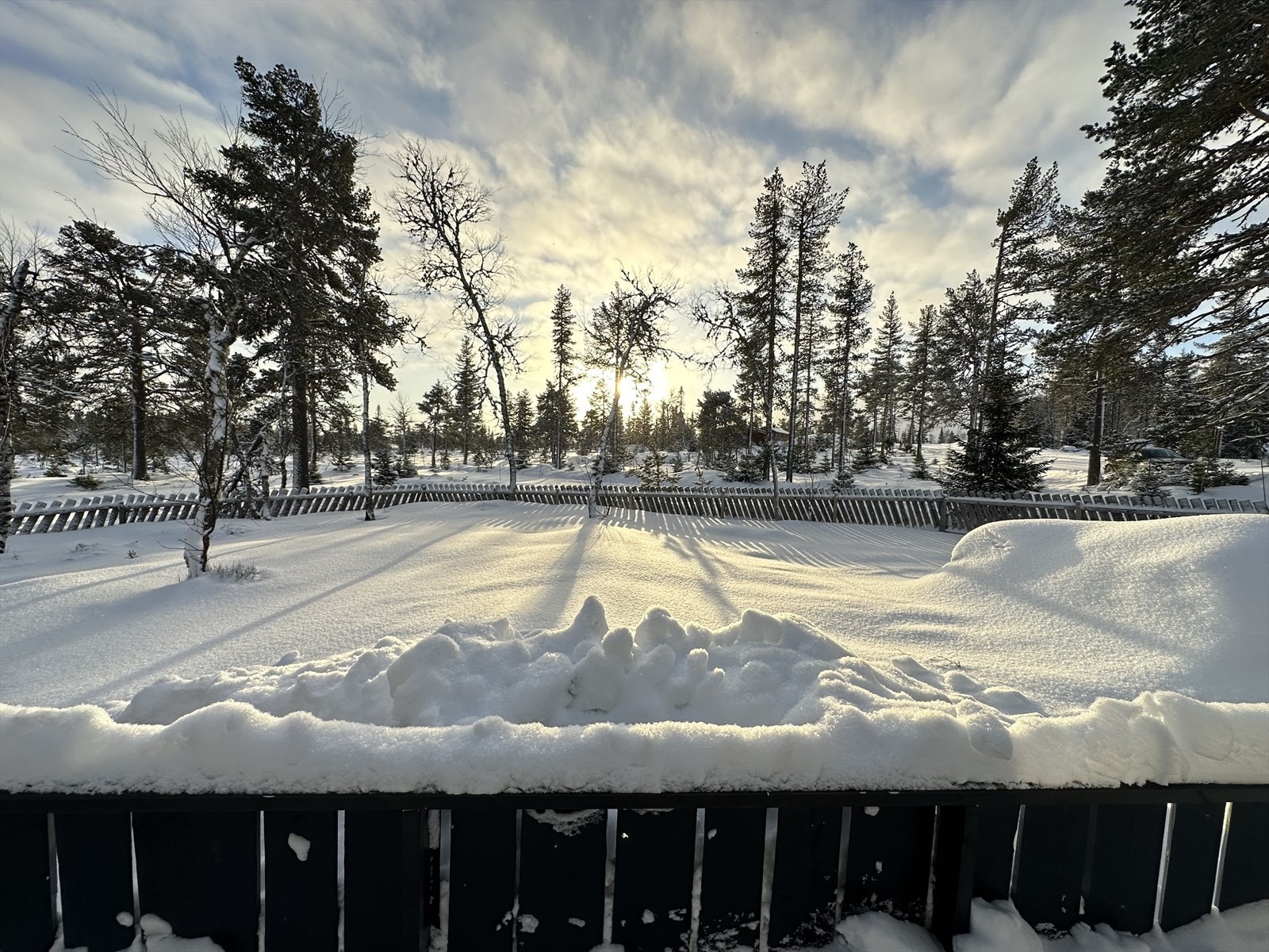 Fra eiendommen har man utsikt over det snødekte landskapet. Galleribilde