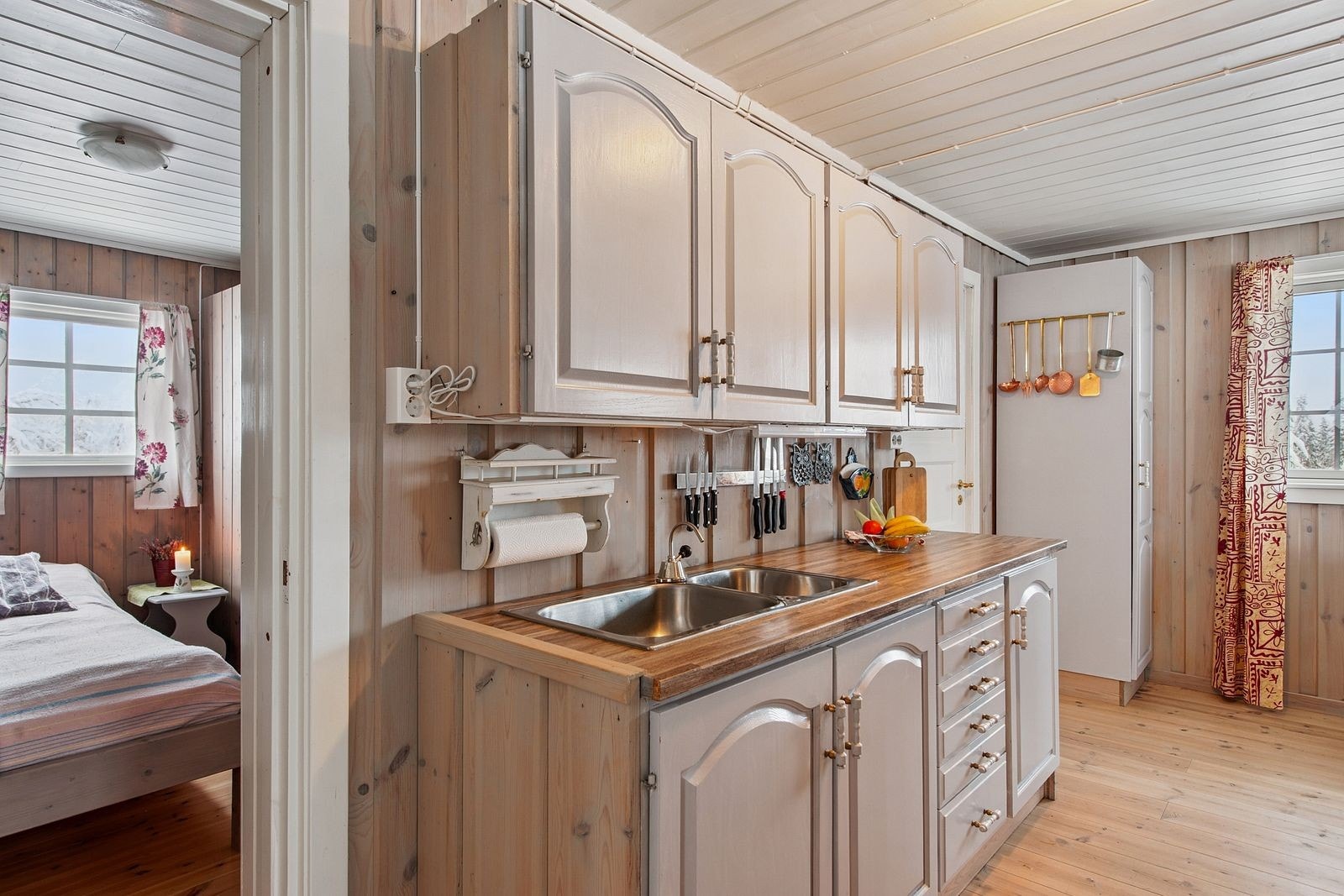 Fra kjøkkenet er det enkel adkomst til ett av soverommene. Galleribilde