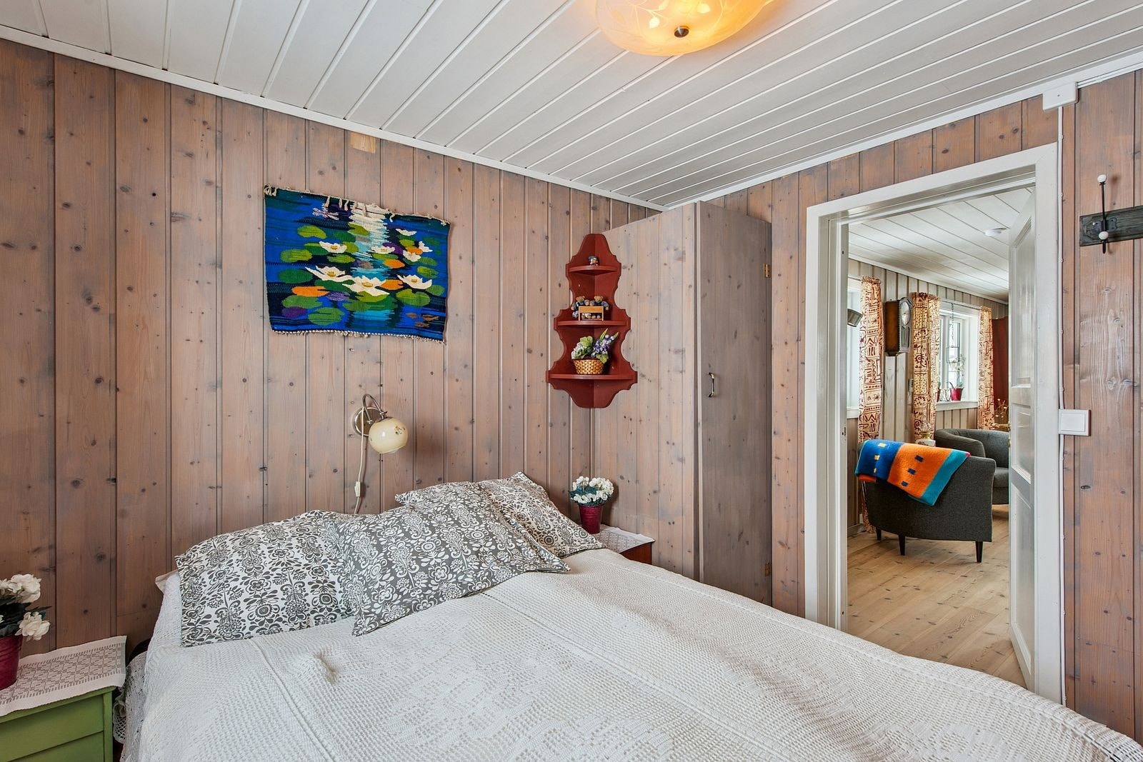 Rommet har panel på veggene som gir en klassisk og lun følelse. Galleribilde