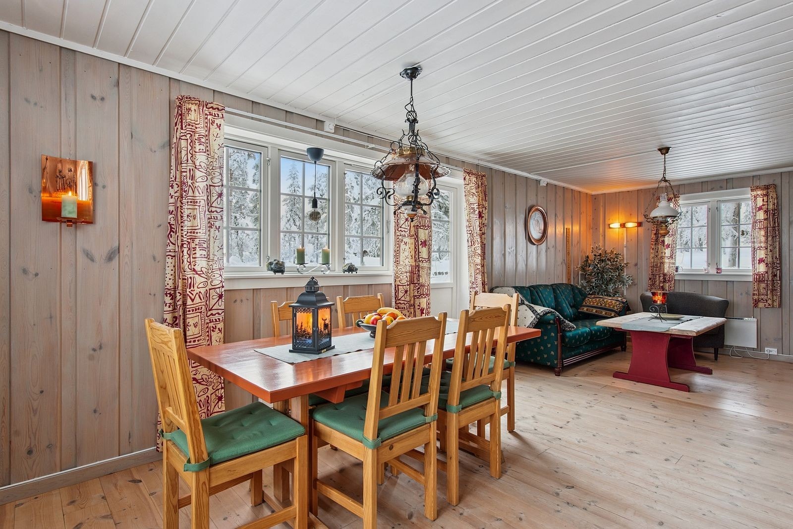 Spiseplassen er et naturlig samlingspunkt for felles måltider. Hytta selges møblert og er klar til bruk. Galleribilde