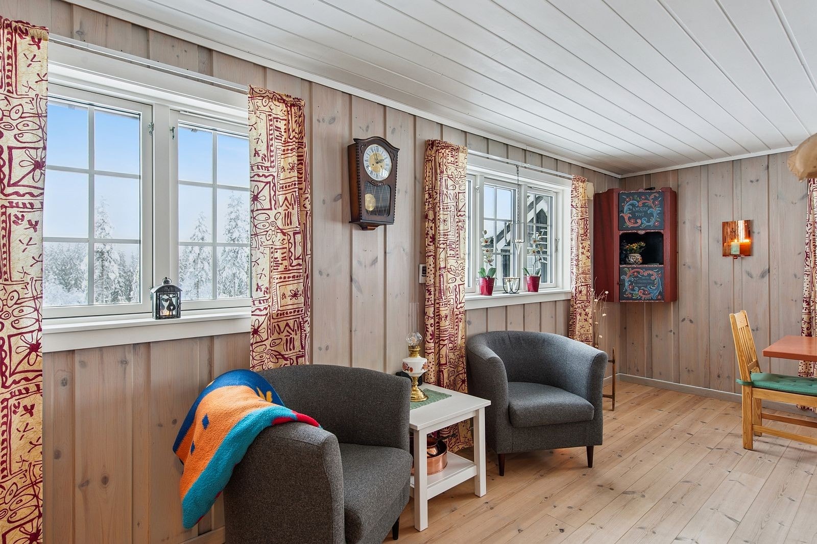 Gjennomgående panel på vegger og i tak gir en autentisk hyttefølelse. Galleribilde