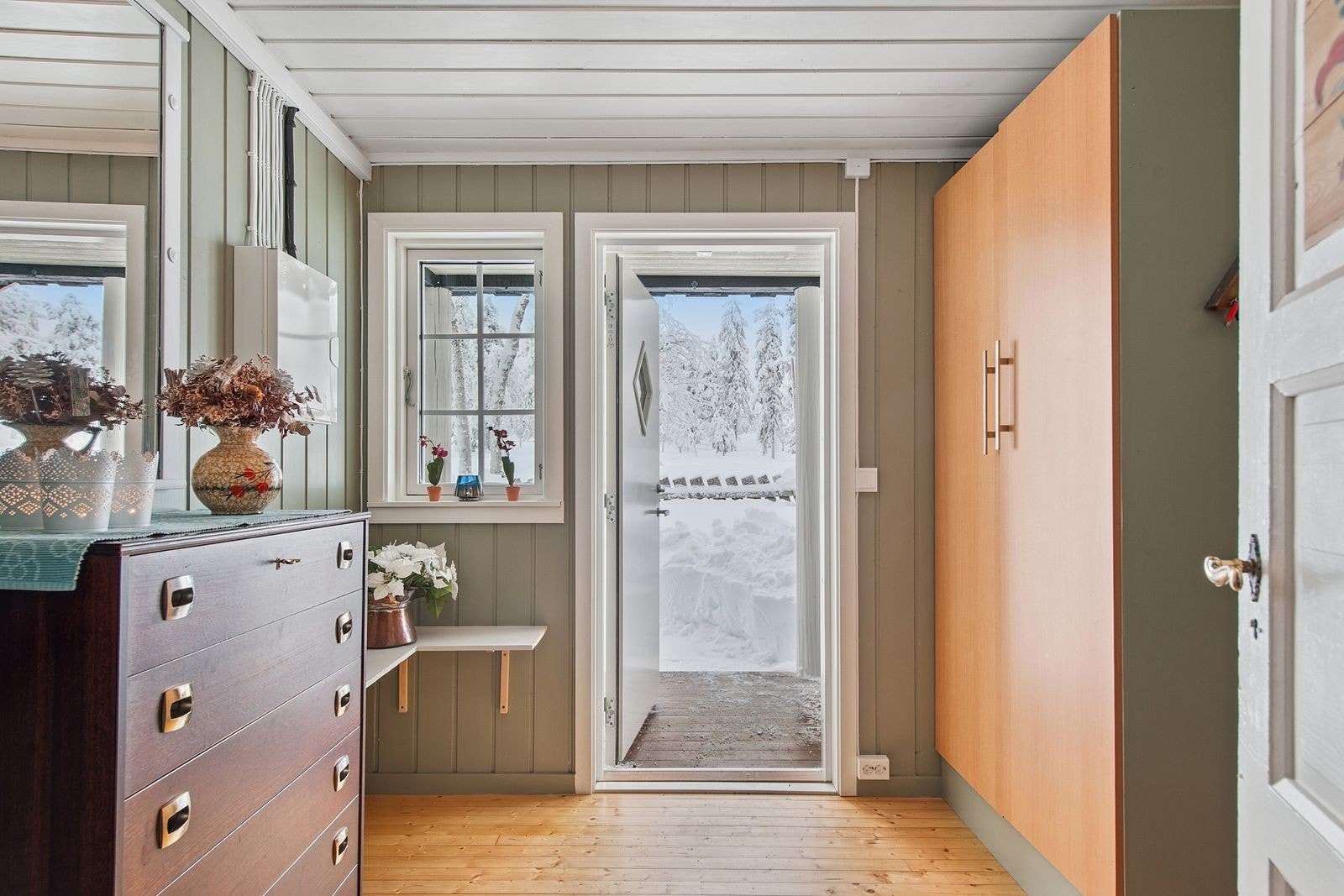 Velkommen inn i en praktisk entré med plass til garderobeløsning for klær og sko. Galleribilde