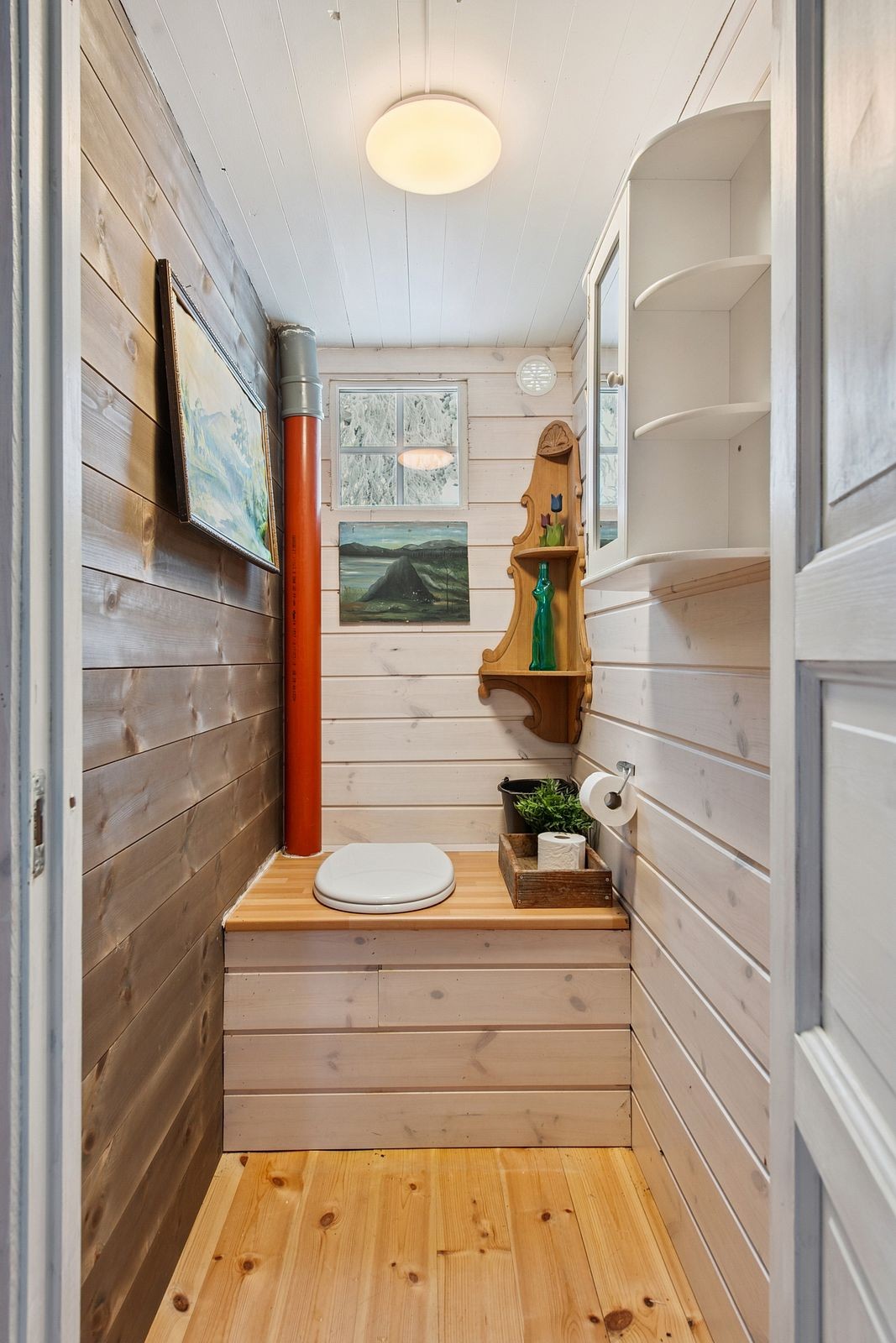 Uthuset har også et separat rom med utedo. Galleribilde