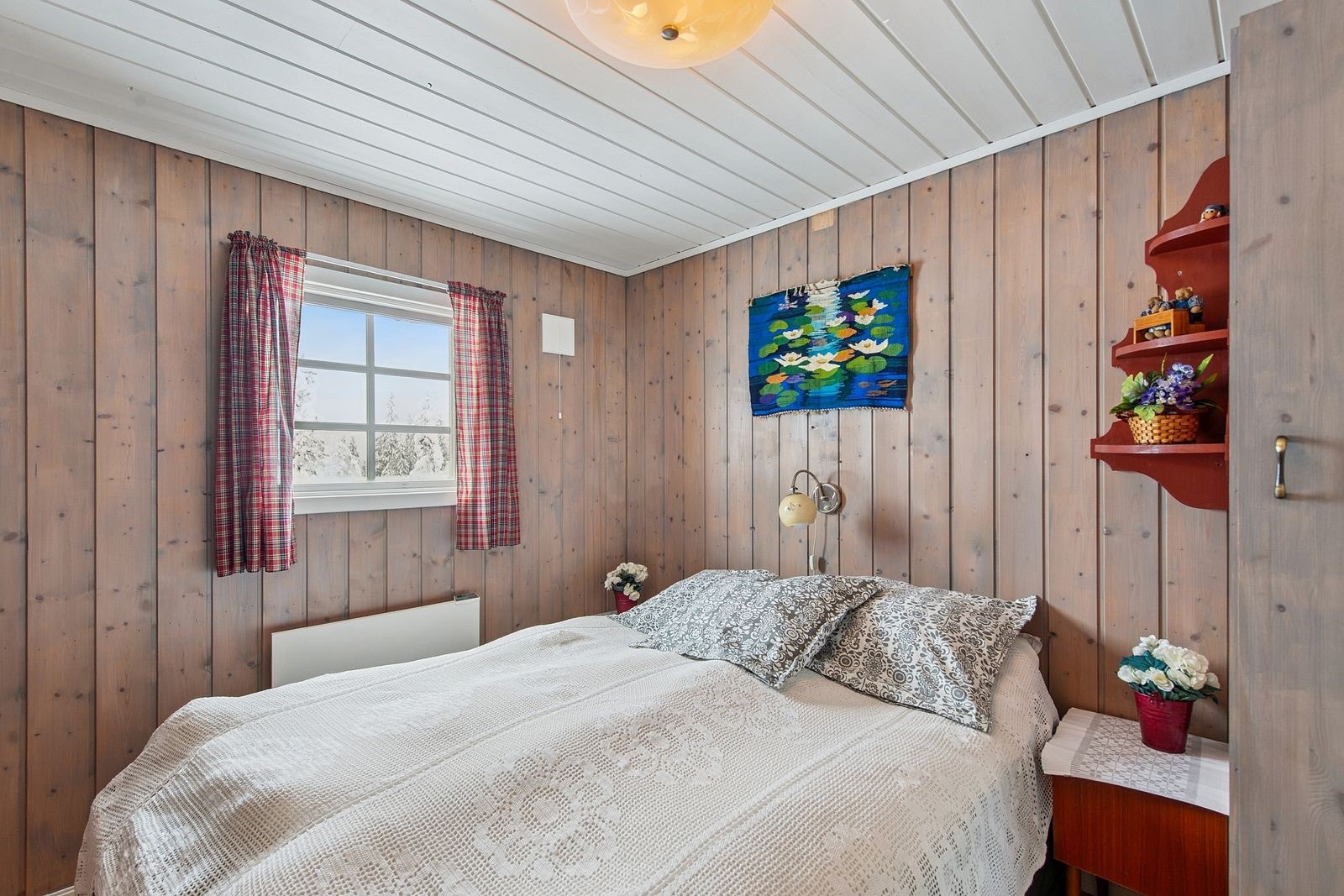 Hovedhytta har to soverom. Dette rommet har plass til dobbeltseng. Galleribilde