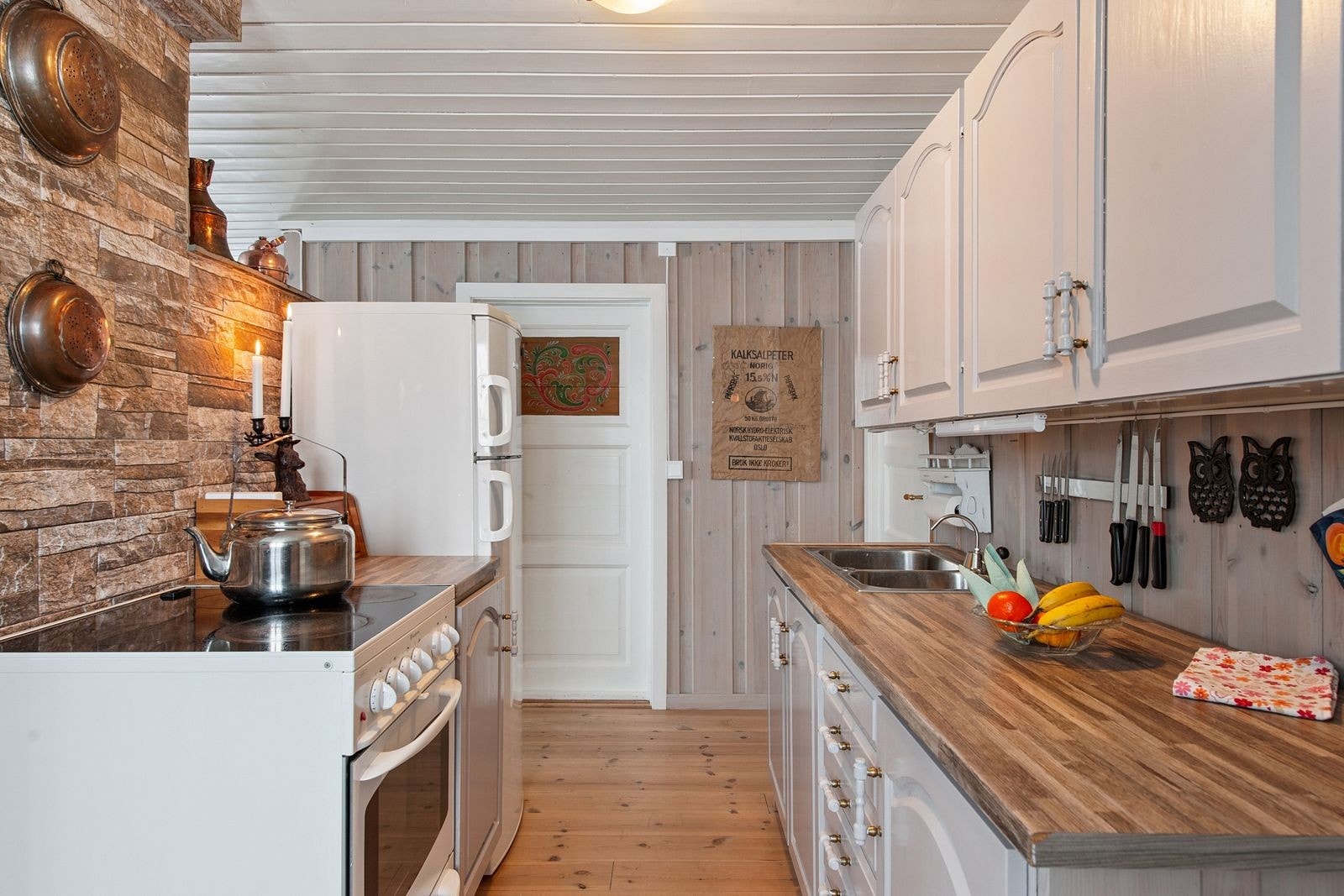 Kjøkkenet har en tradisjonell og funksjonell innredning med gode arbeidsflater. Galleribilde