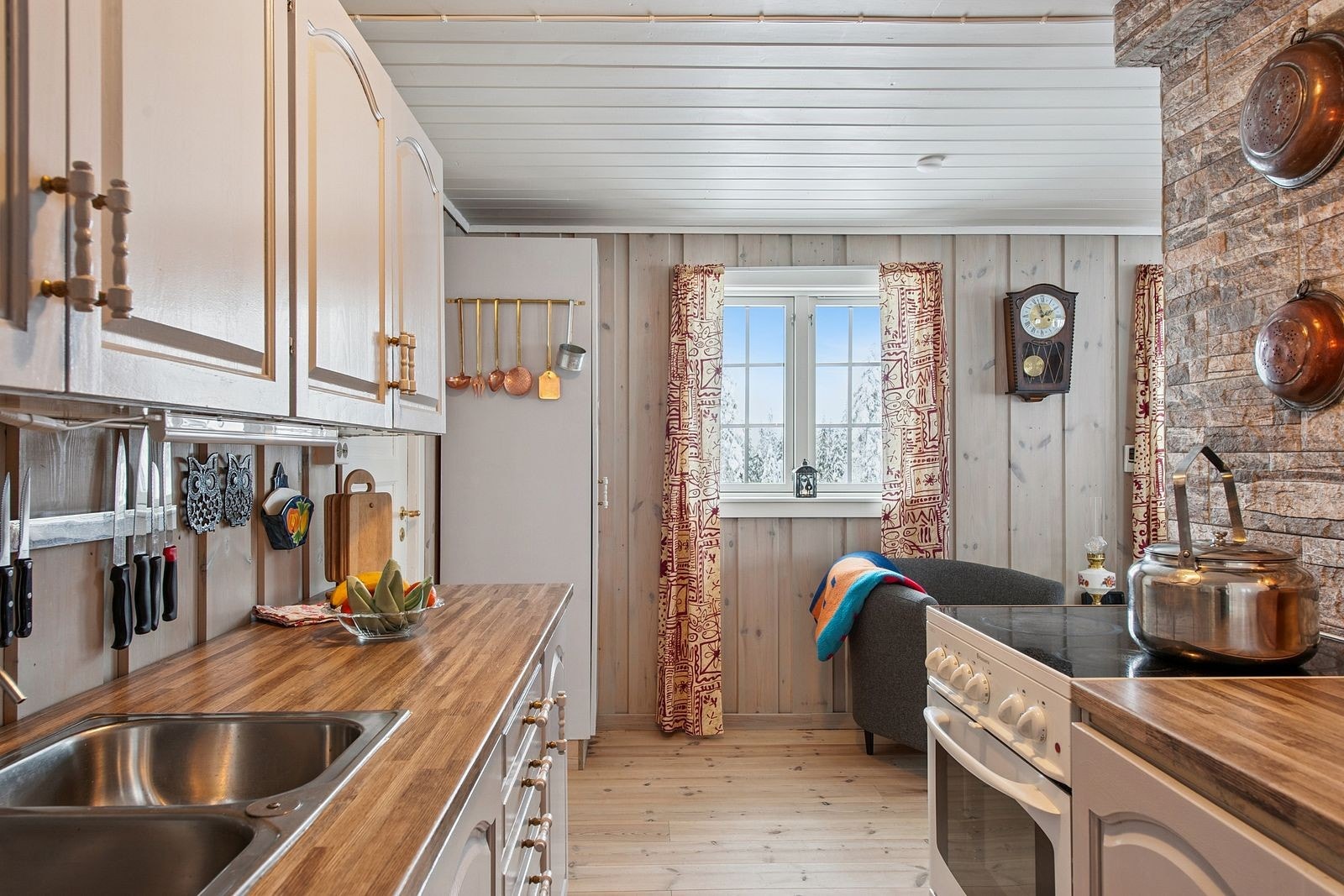 Benkeplate i tre og en dekorativ steinvegg understreker den rustikke stilen. Galleribilde