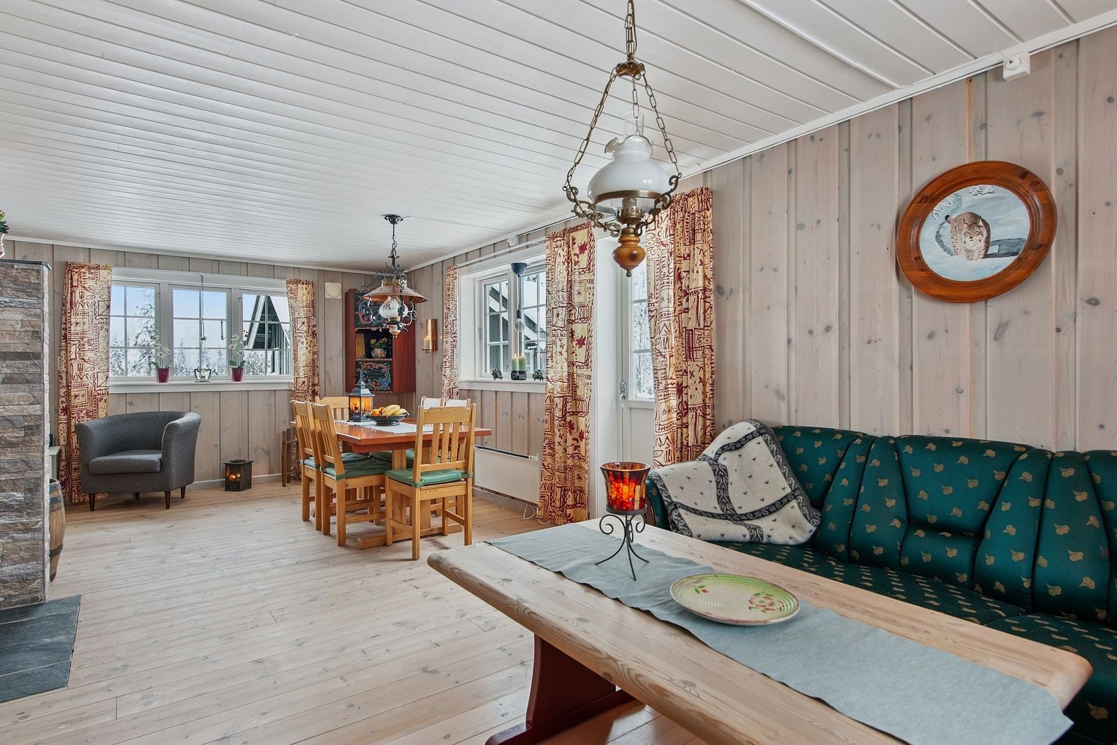 Stuen har god plass til både sofagruppe og spisebord for hyggelige sammenkomster med venner og familie. Galleribilde