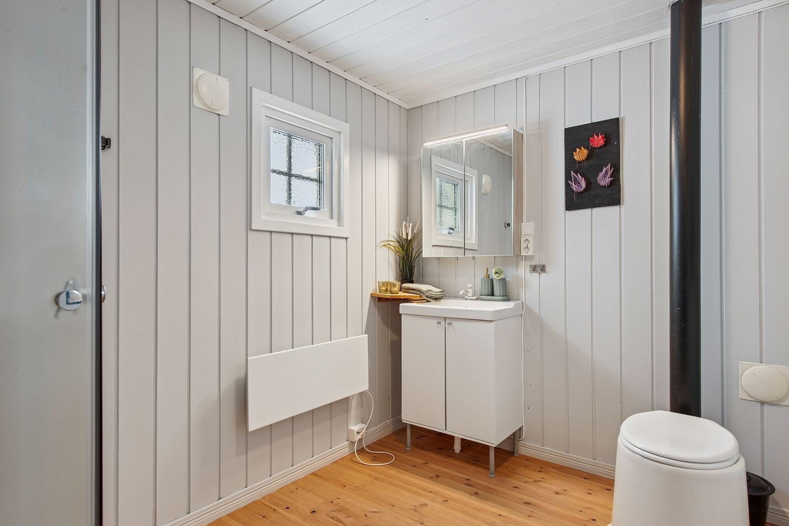 Sanitærrommet i hovedhytta er utstyrt med servant, mulldo (biologisk toalett) og dusjkabinett. Galleribilde