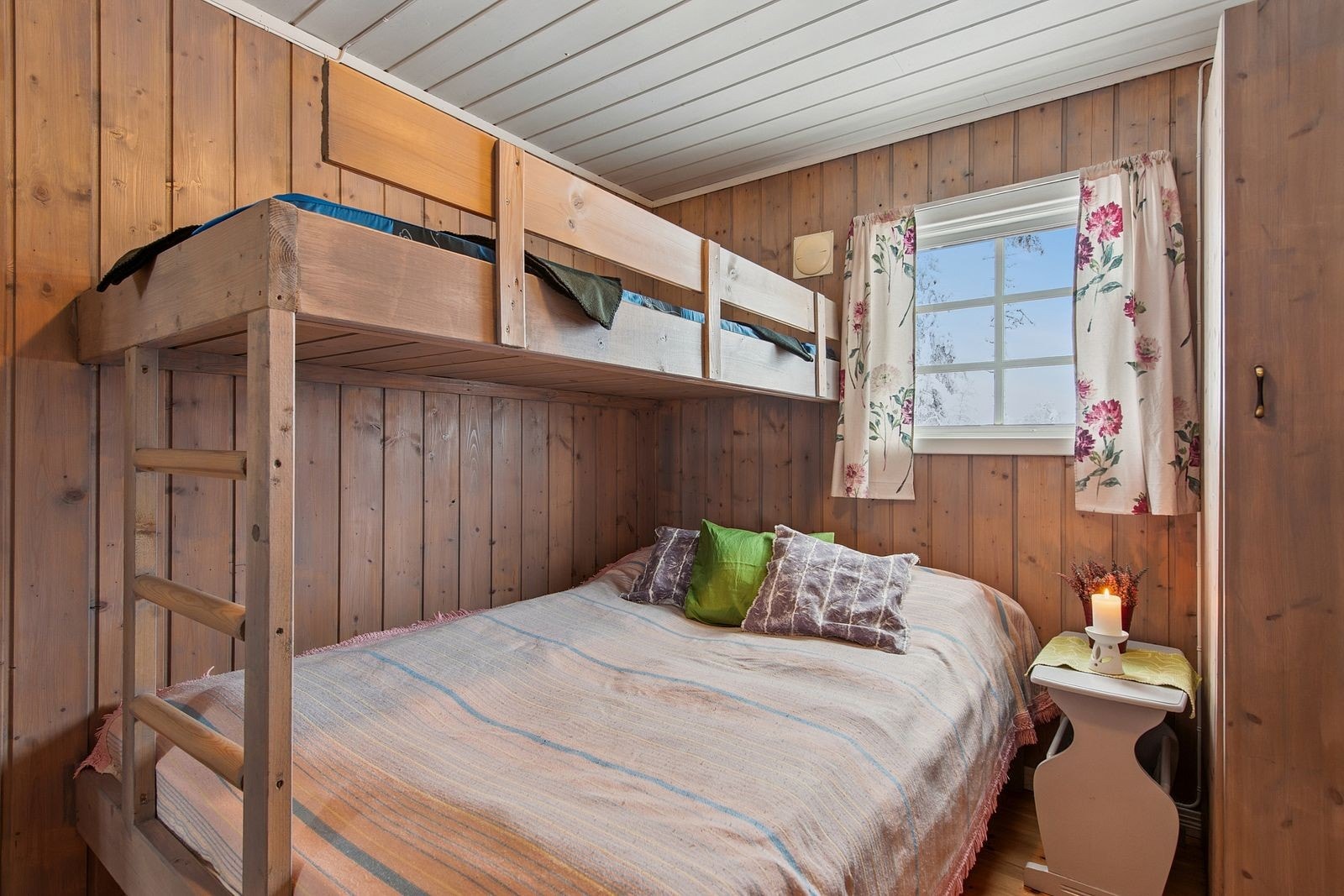 Det andre soverommet er arealeffektivt innredet med en plassbygd familiekøye. Galleribilde