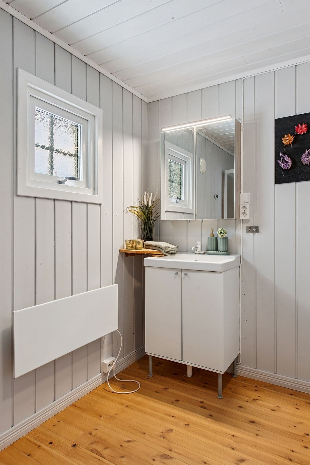 Servant med underskap og speilskap med integrert belysning. Ikke godkjent avløp. Galleribilde