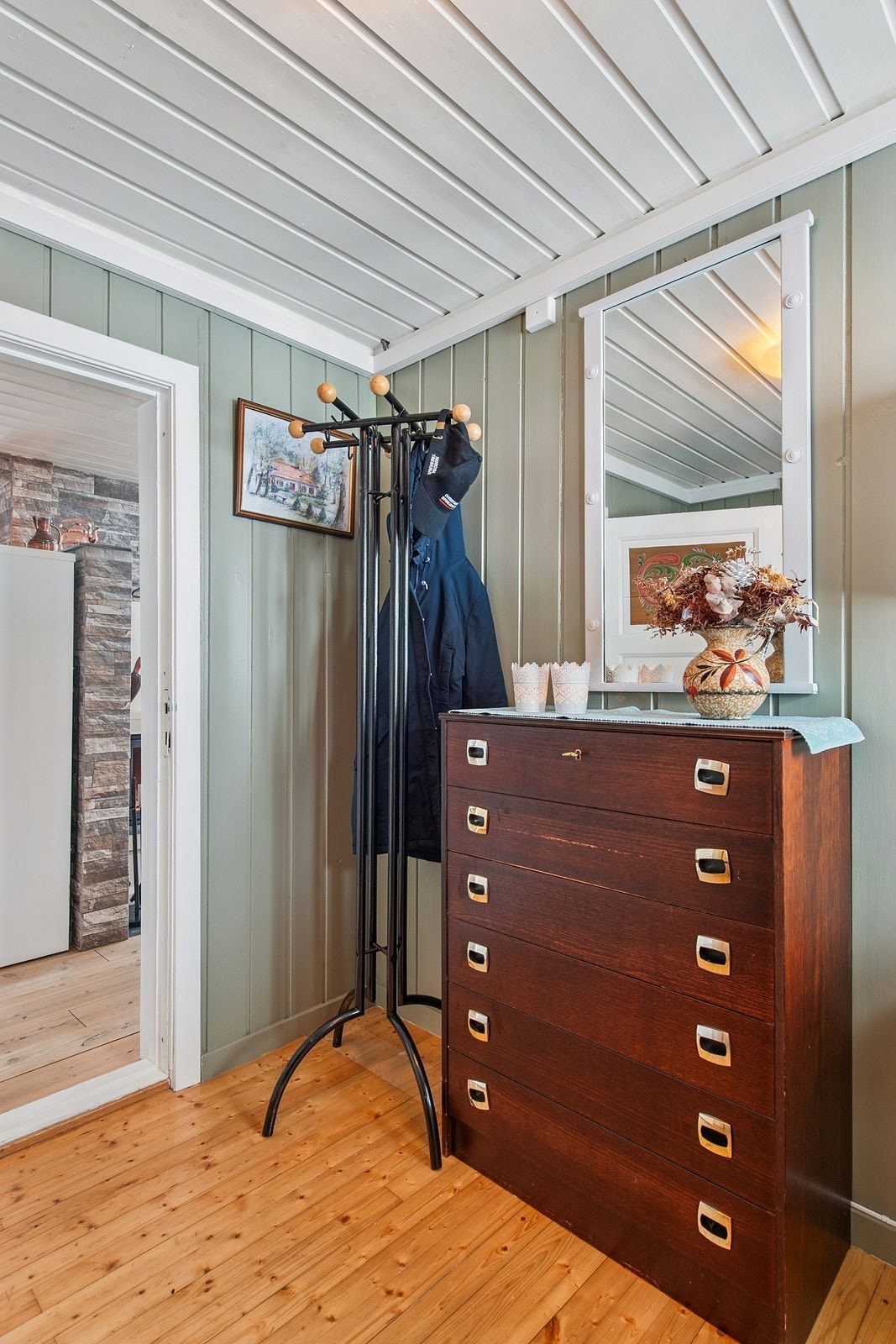 Fra entreen er det direkte tilgang til hyttas sosiale sone. Galleribilde