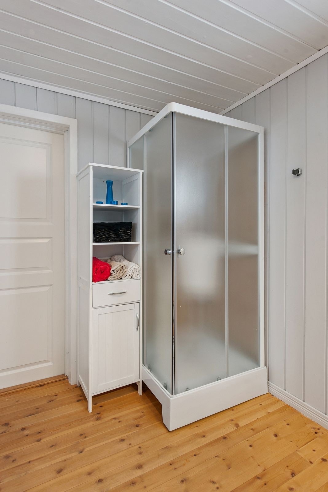 Praktisk dusjkabinett som holder resten av baderomsgulvet tørt. Ikke godkjent avløp. Galleribilde