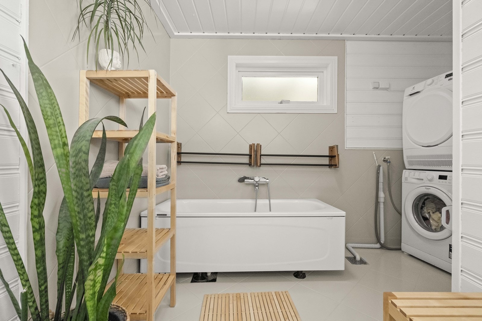 Det er også badekar på badet og opplegg for vaskemaskin Galleribilde