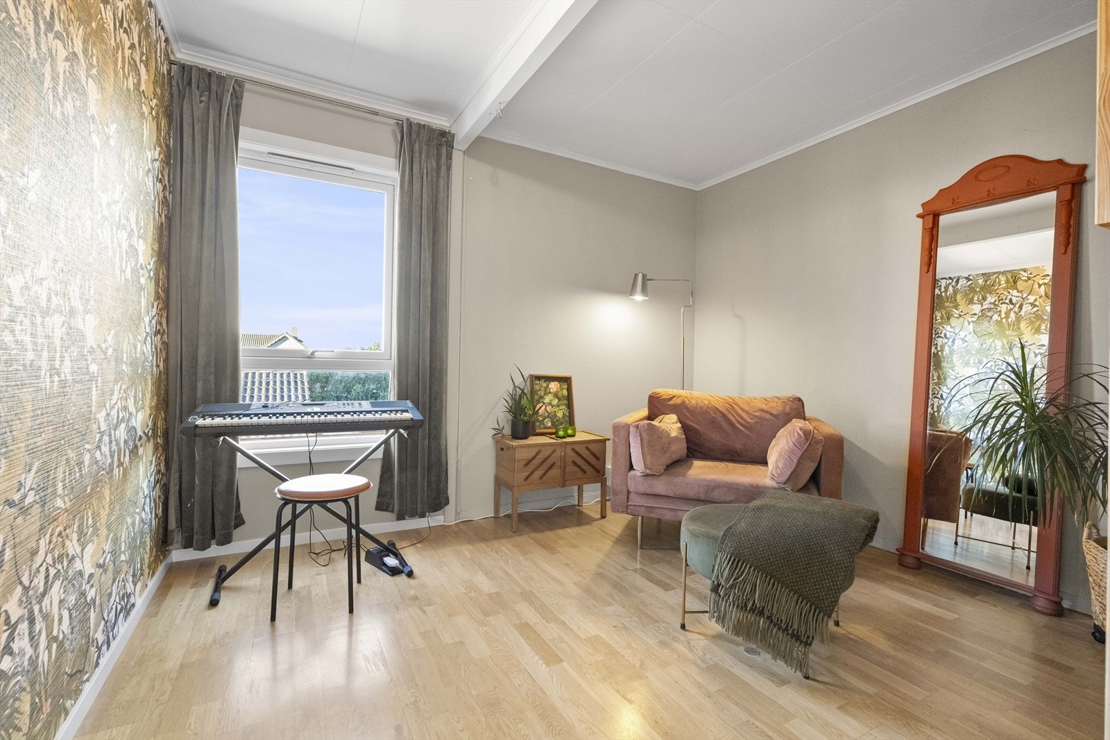 Ditta rommet er bygd på i seinare tid (ikkje omsøkt), dela av rommet var ein del av stova tidligere Galleribilde