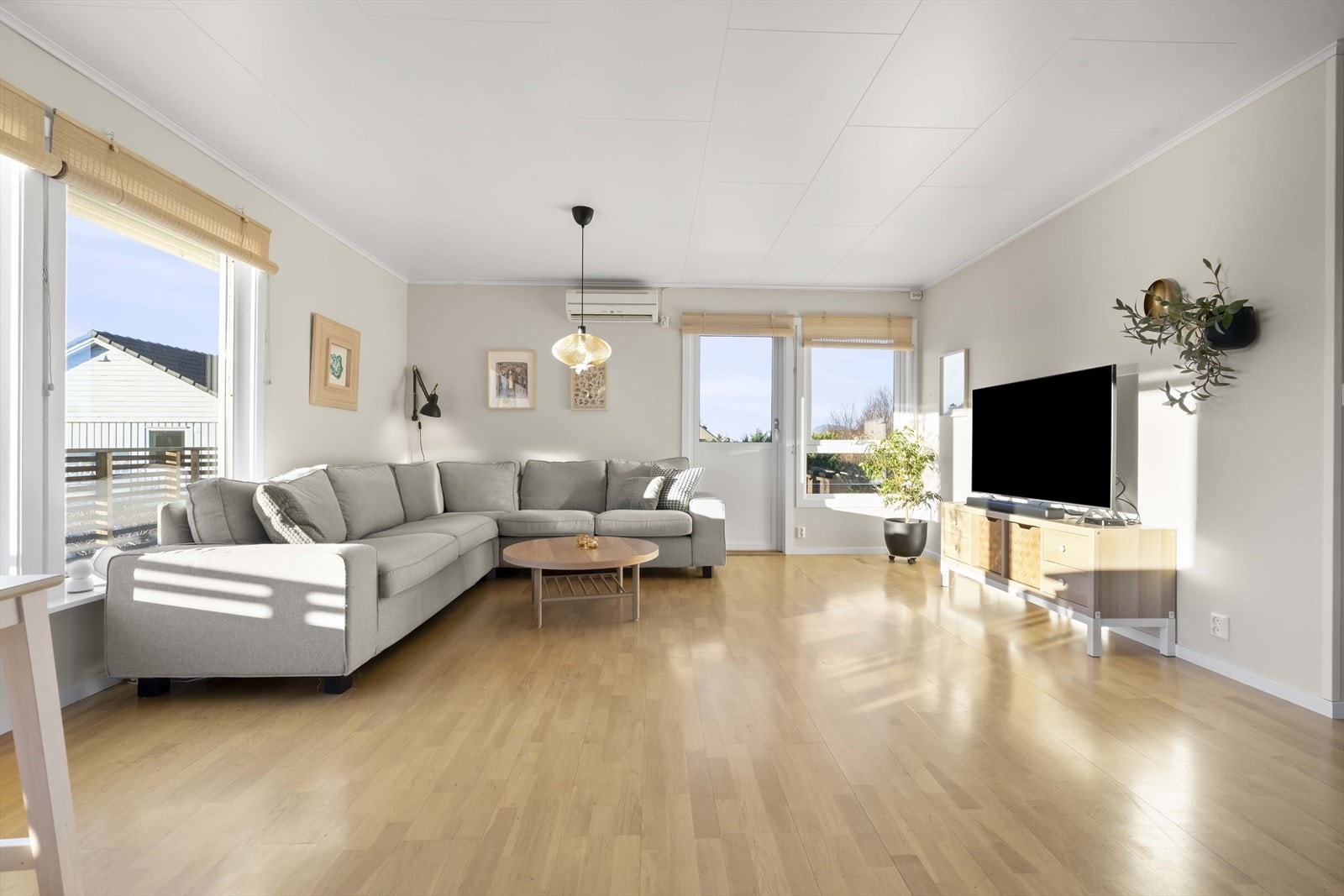 Ei kjempe koseleg stove med mykje lysinnslipp Galleribilde