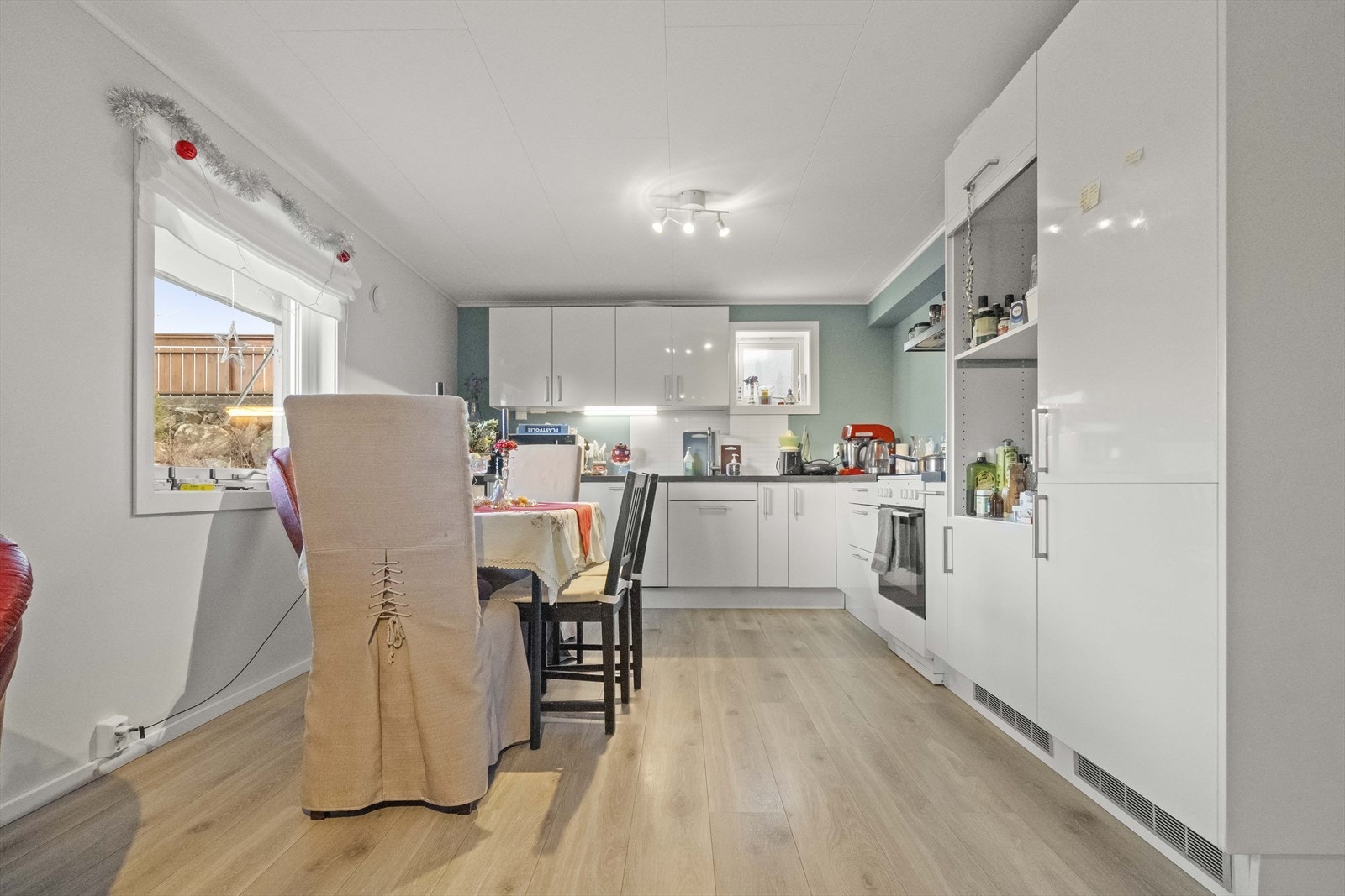 Kjellaren er i dag utleigd. Kjellaren er innreiia og gjort om utan byggjemelding til kommunen og utan at naudsynt godkjenning er gjeve. Galleribilde