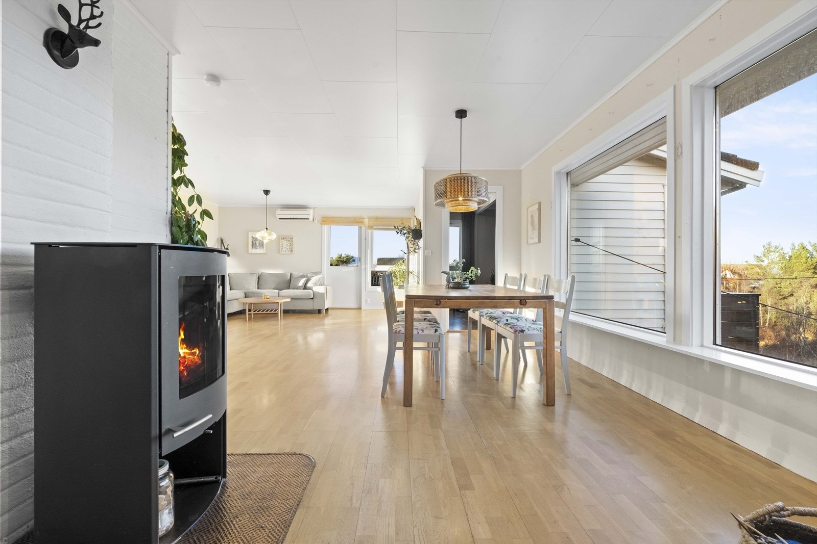 Oppvarming med vedomn og varmepumpe i stova Galleribilde