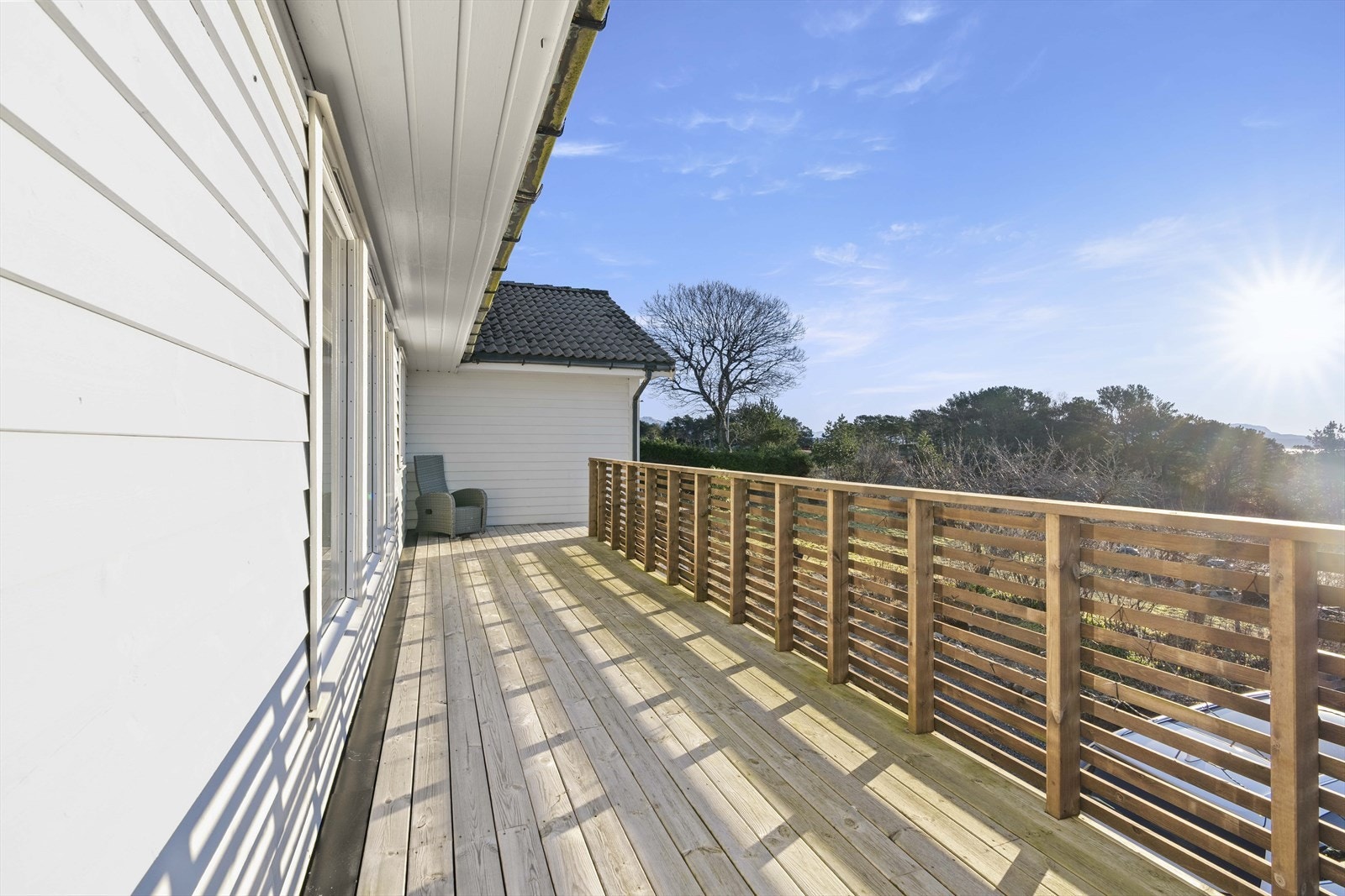 Oppgradert terrasse mot sør med nytt dekke og delvis spilerekkverk i 2020 Galleribilde