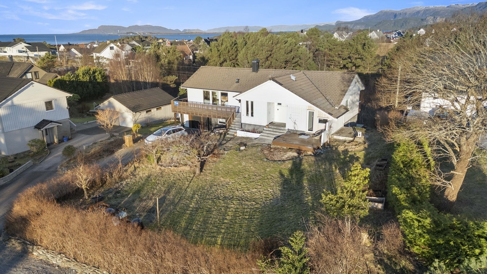 Ein stor sørvendt hage i front. Ny garasjeport i 2022. Galleribilde