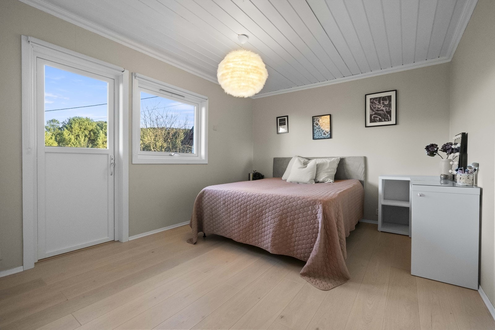 Stort soverom med utgang til altan, det er også garderobeskap på soverommet Galleribilde