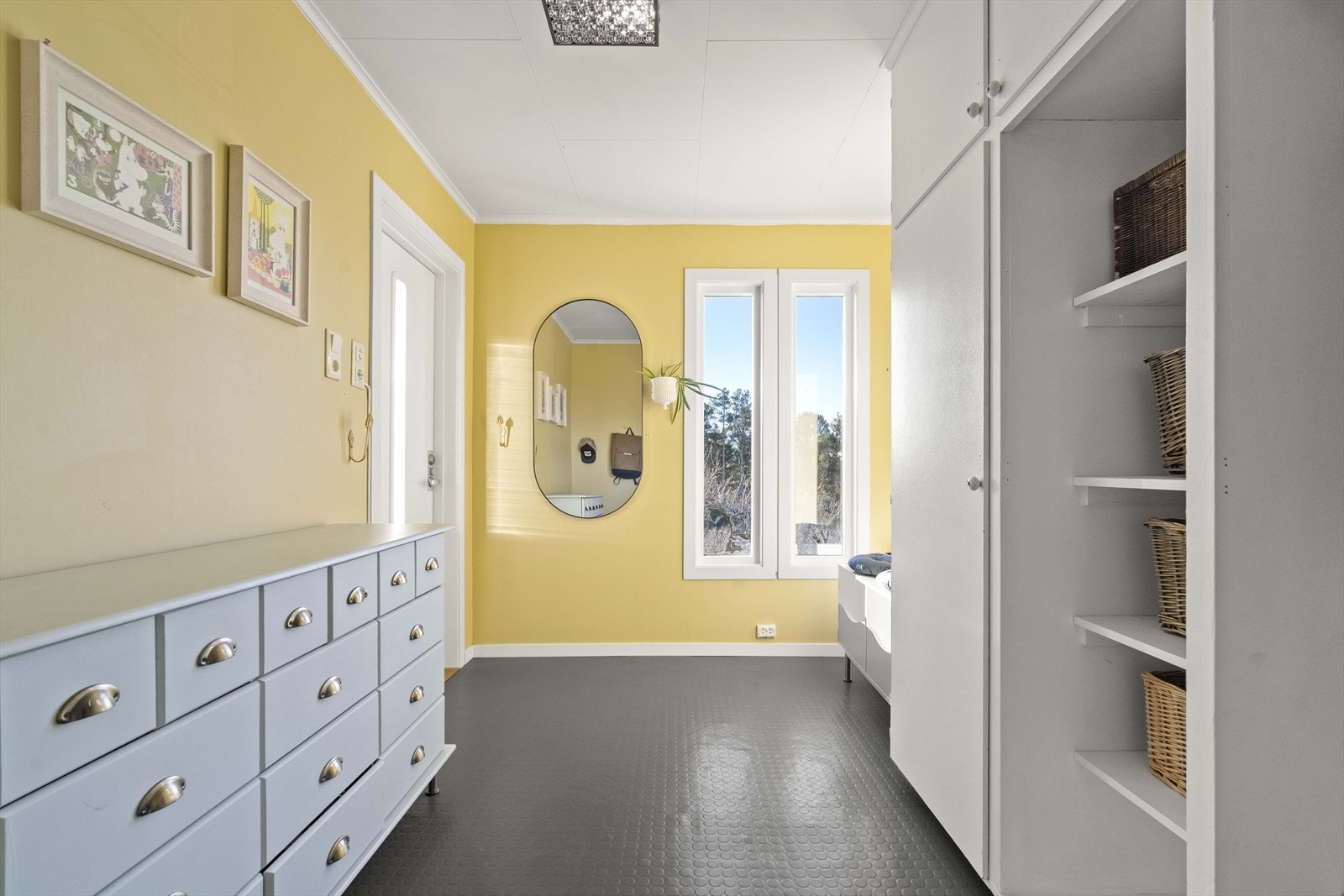 Ein sprek og lekker inngangsparti. Dei fleste vinduer og dører i bustaden er blitt bytta i perioden 2019 - 2023. Galleribilde