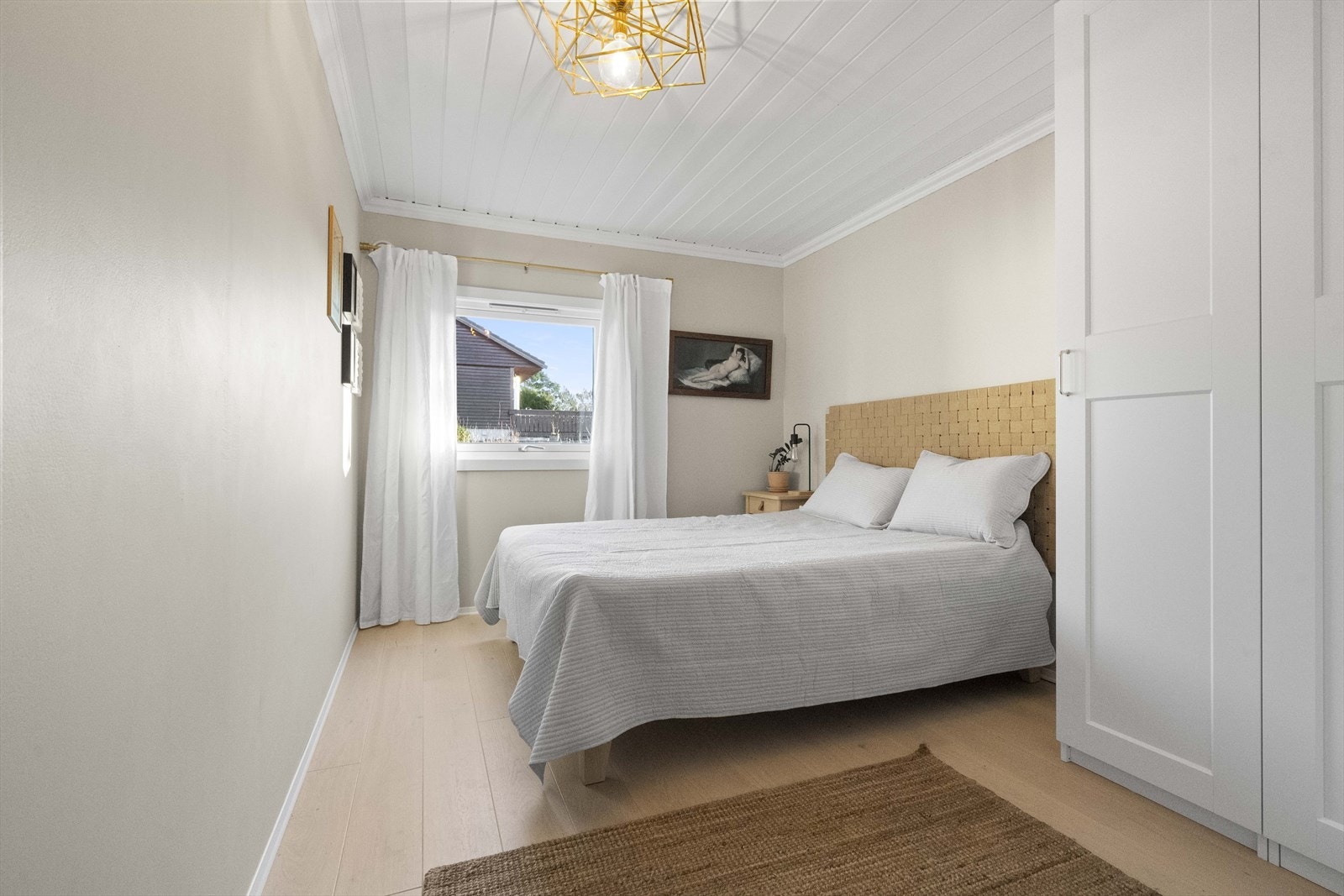 Soverom nr. 2 er også av ein god storleik Galleribilde