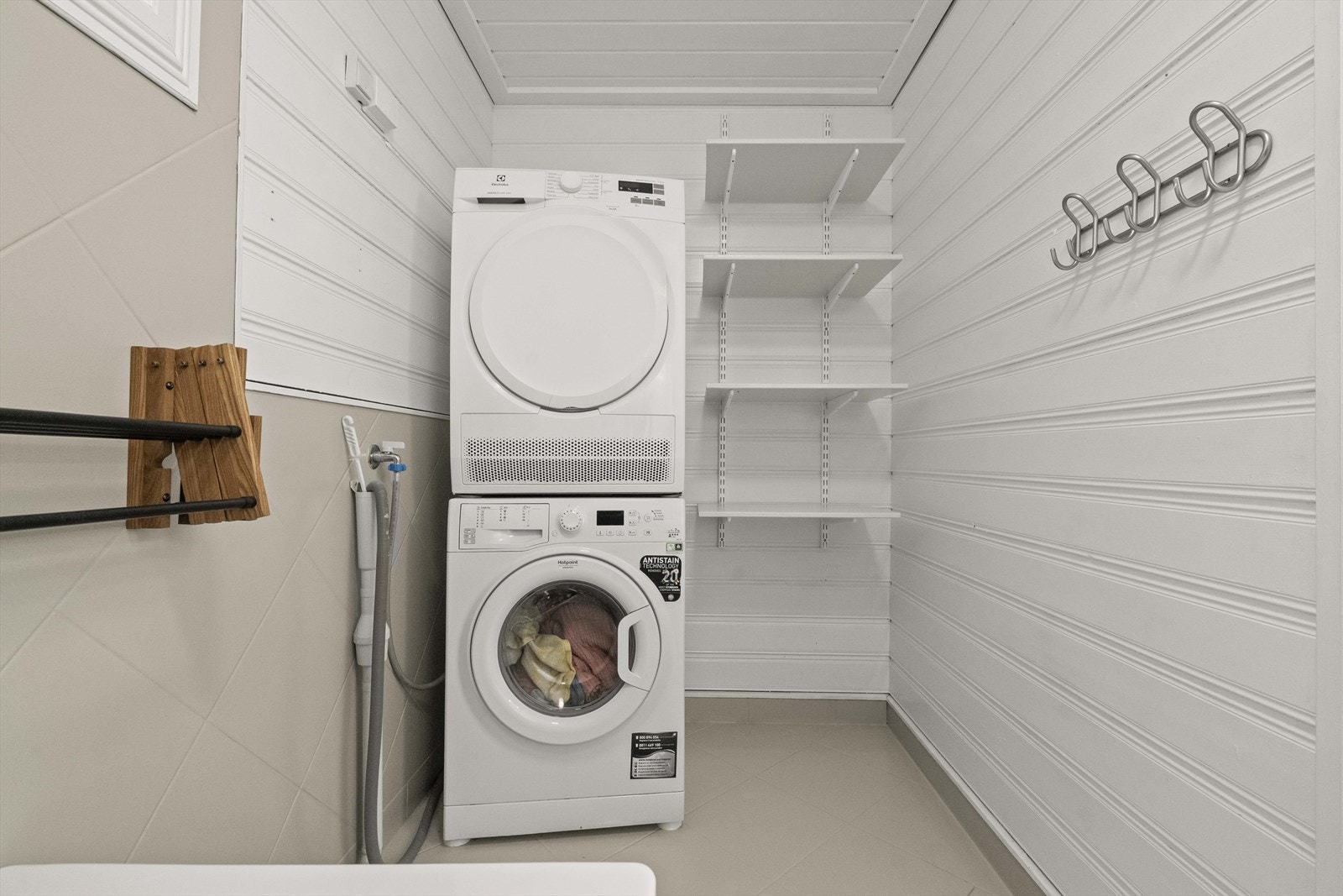 Her kan man montere opp ein skyvedør for å skjule vaskemaskin/ tørketrommel Galleribilde