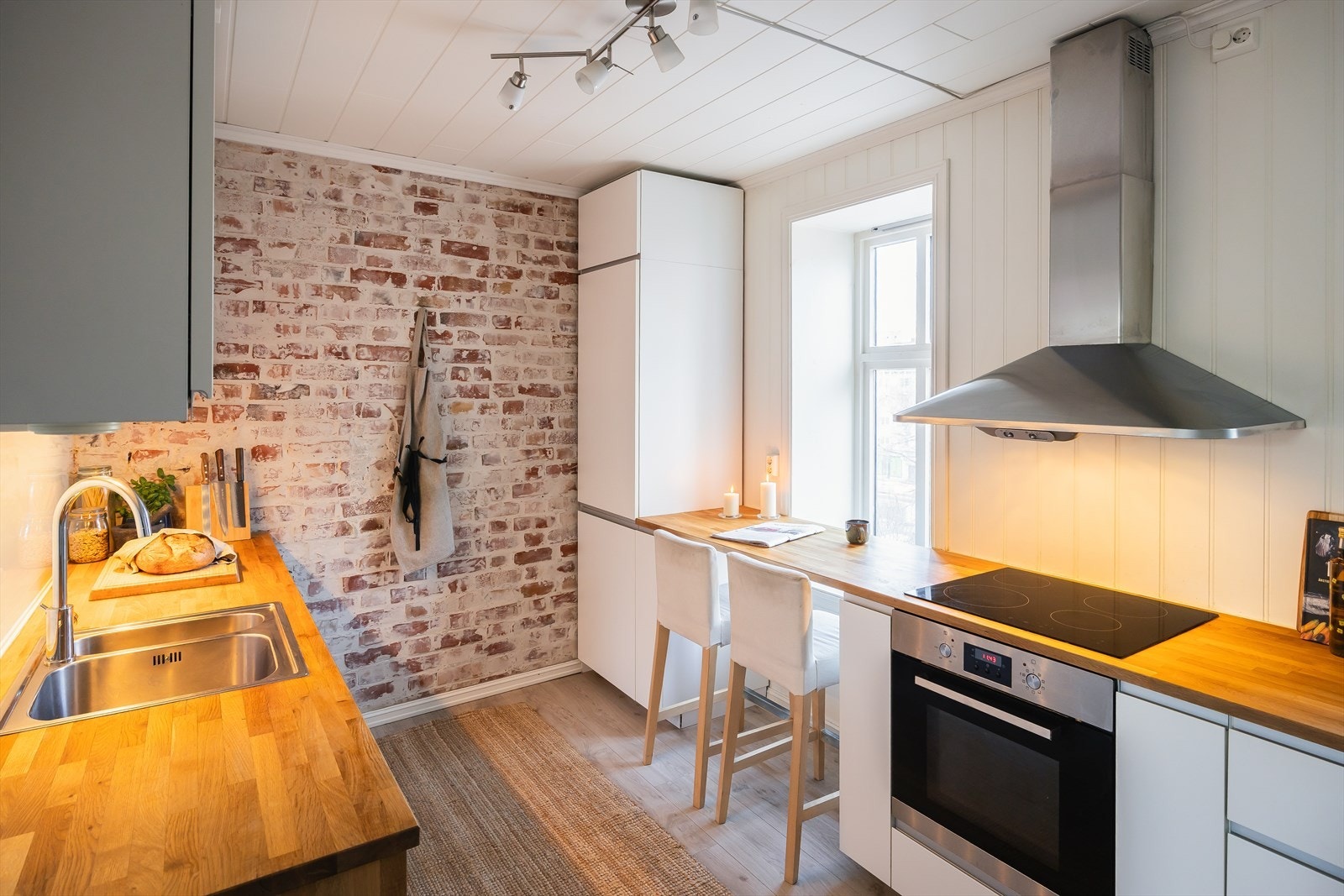 Kjøkkenet byr på integrerte hvitevarer som kombiskap, oppvaskmaskin, platetopp, stekeovn og vaskemaskin. Disse medfølger handelen Galleribilde