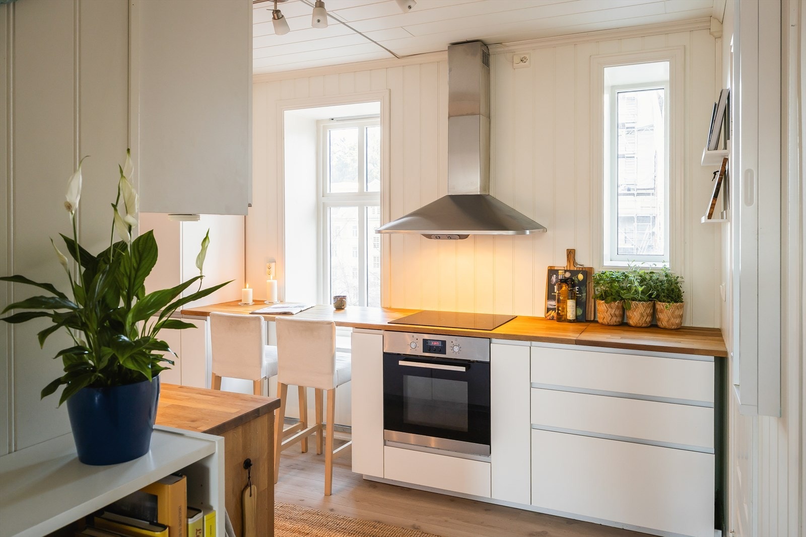 Tidløst kjøkken på ca. 10 m² med rikelig skap- og benkeplass. Galleribilde