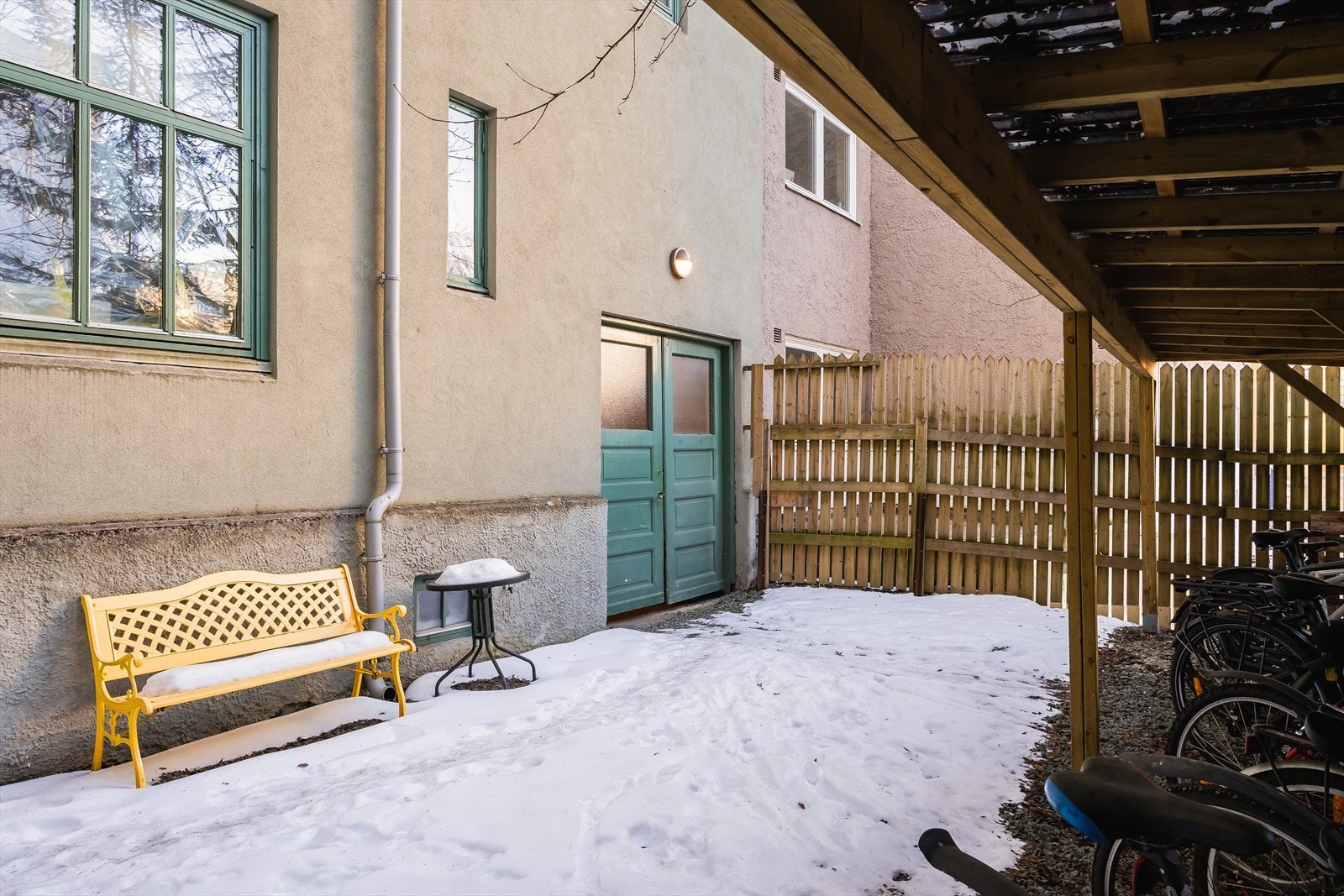 Det er sykkelparkering i bakgården og mulighet for soneparkering like utenfor leiligheten. Galleribilde