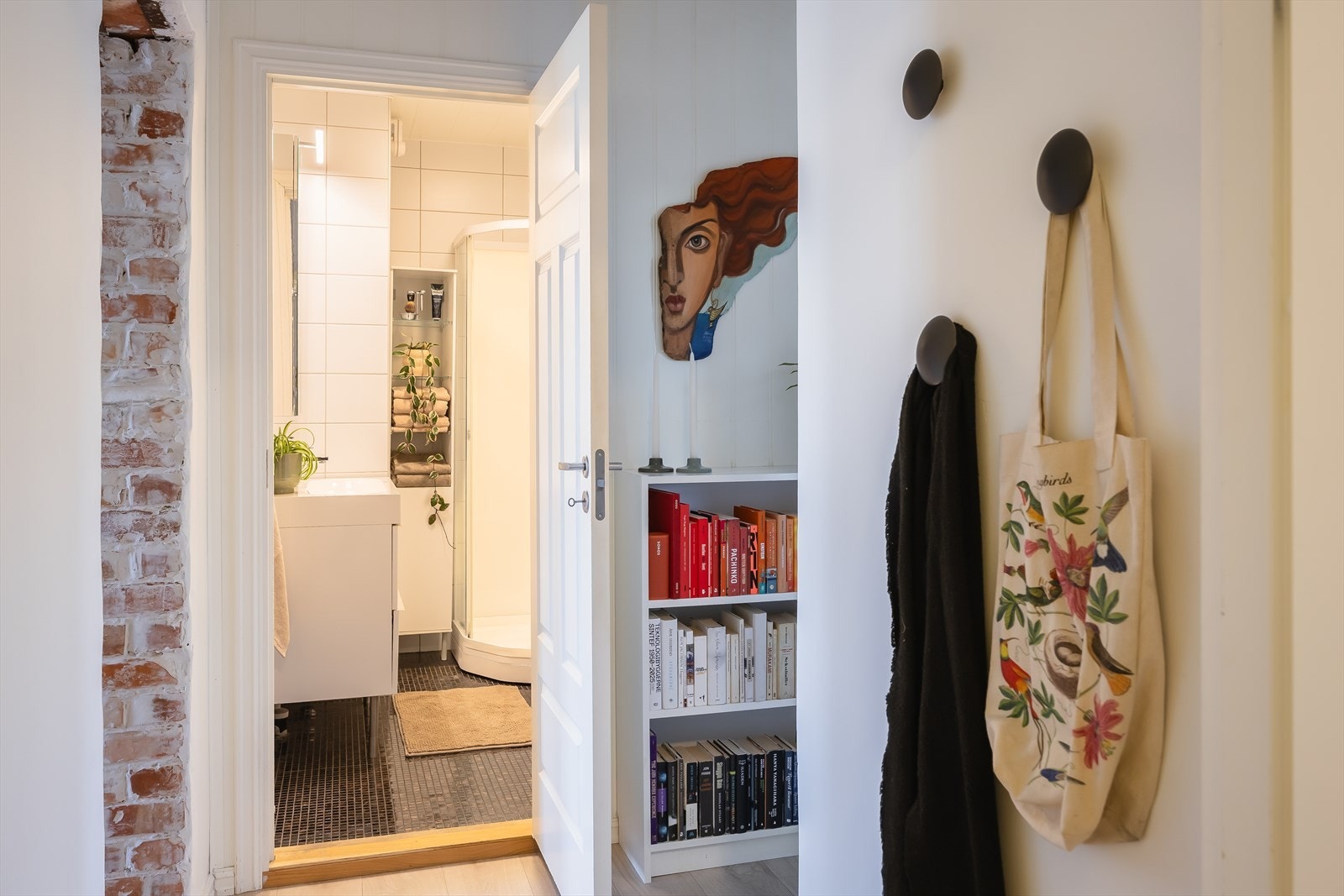 Felleskostnadene er på 1 291,- og dekker trappevask og diverse vedlikehold/drift iht. regnskap. Galleribilde