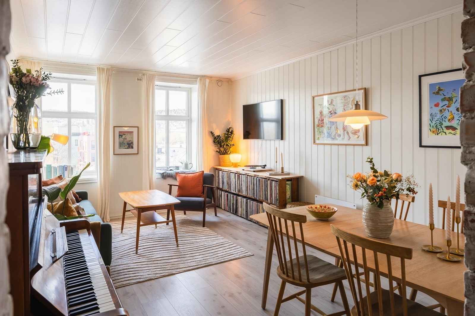 Det er rause vindusflater i klassisk bygårdsstil som sørger for rikelig lysinnslipp. Galleribilde