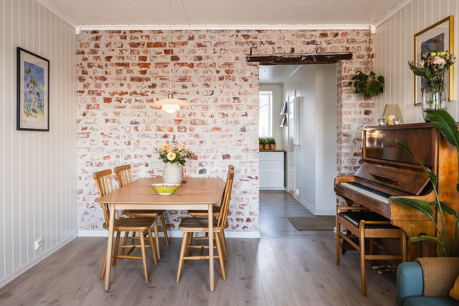 Stuen er 18 m² med plass til både sofagruppe os spiseområde. Deler av den originale teglveggen er behold som sørger for en klassisk følelse Galleribilde