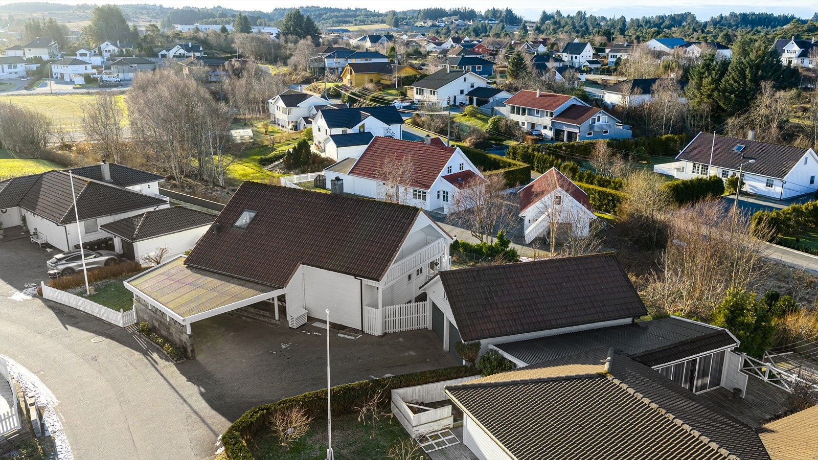 Eiendommen byr på gode parkeringsmuligheter i dobbel garasje, i carport samt i asfaltert gårdsrom Galleribilde