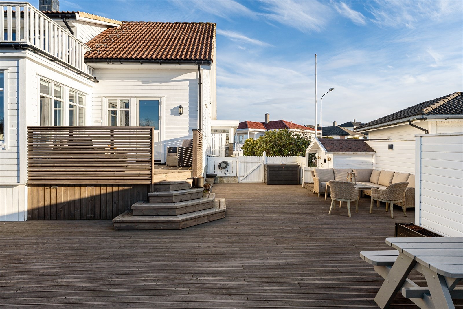 Det er også etablert terrasse med adkomst fra boligens kjøkken (ikke omsøkt/godkjet) - meget praktisk i sommerhalvåret når man ønsker å nyte middagen utendørs! Galleribilde