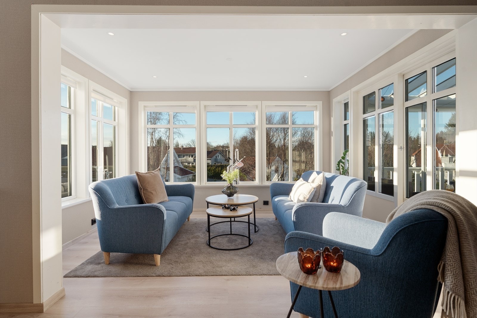 Stuen ble bygget ut i 2006 - her er det direkte utgang til hagestuen Galleribilde