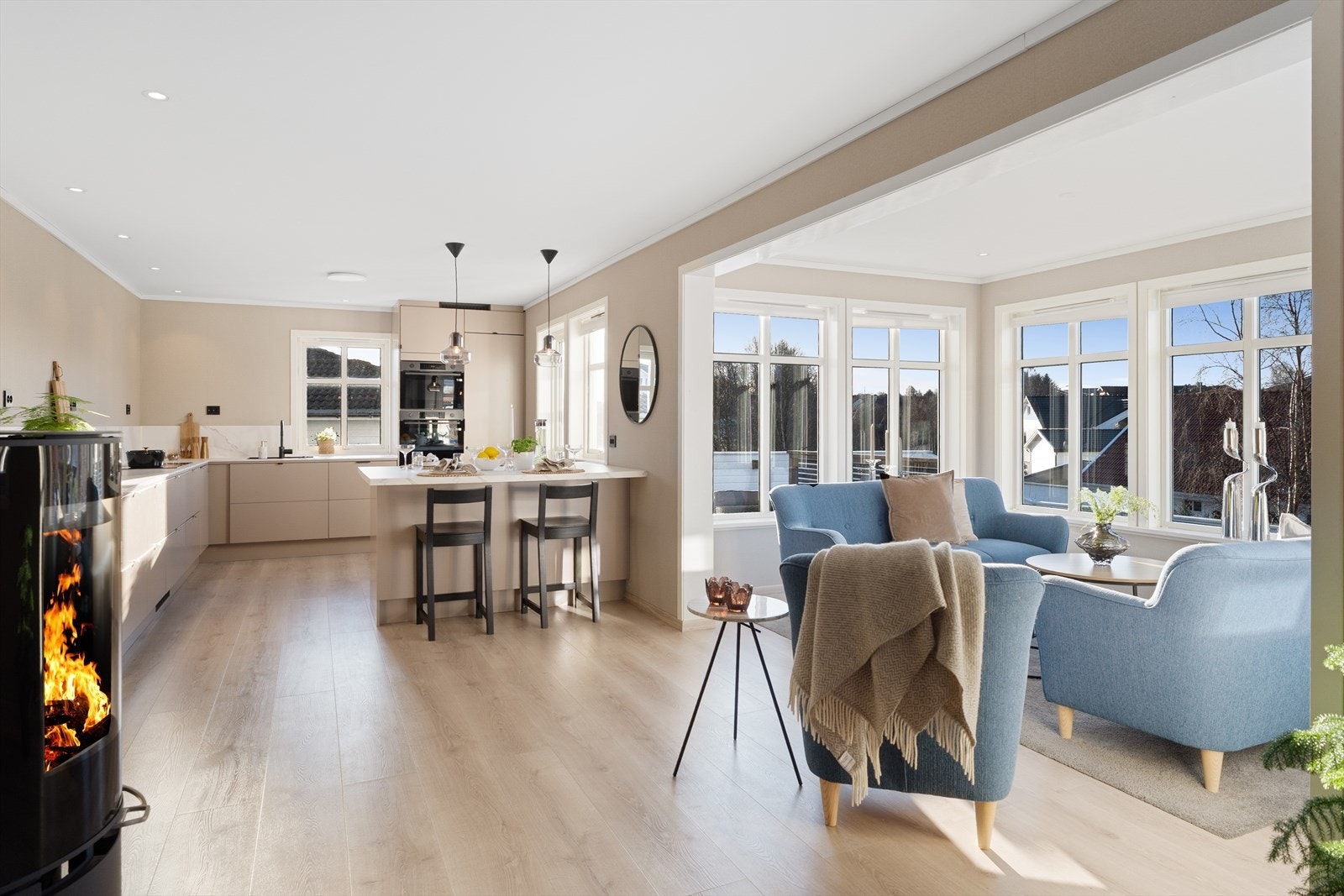 Boligen har en lys og flott stue med åpen kjøkkenløsning - hele 1. etasje ble renovert i 2024 (bortsett fra vaskerommet) Galleribilde